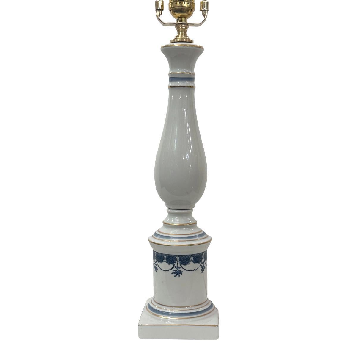 Lámpara vintage de porcelana blanca y azul en Bueno estado para la venta en New York, NY