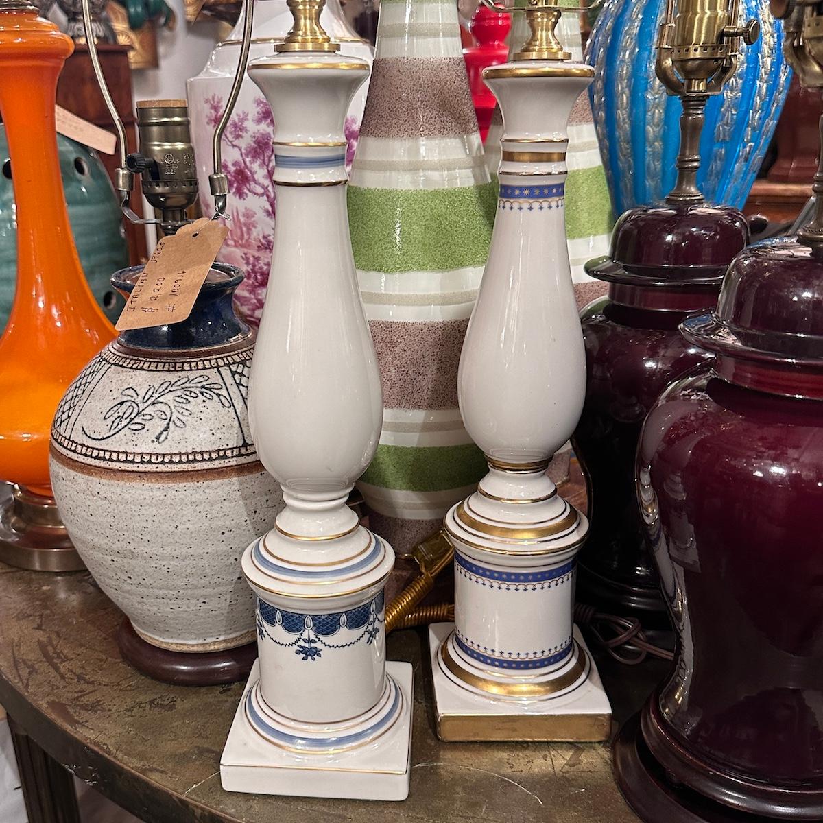 Lámpara vintage de porcelana blanca y azul mediados del siglo XX en venta