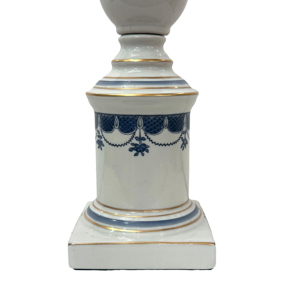 Lámpara vintage de porcelana blanca y azul mediados del siglo XX en venta