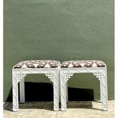 Tabourets rembourrés vintage blancs et marron à motifs ajourés – Une paire