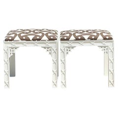 Tabourets rembourrés vintage blancs et marron à motifs ajourés – Une paire