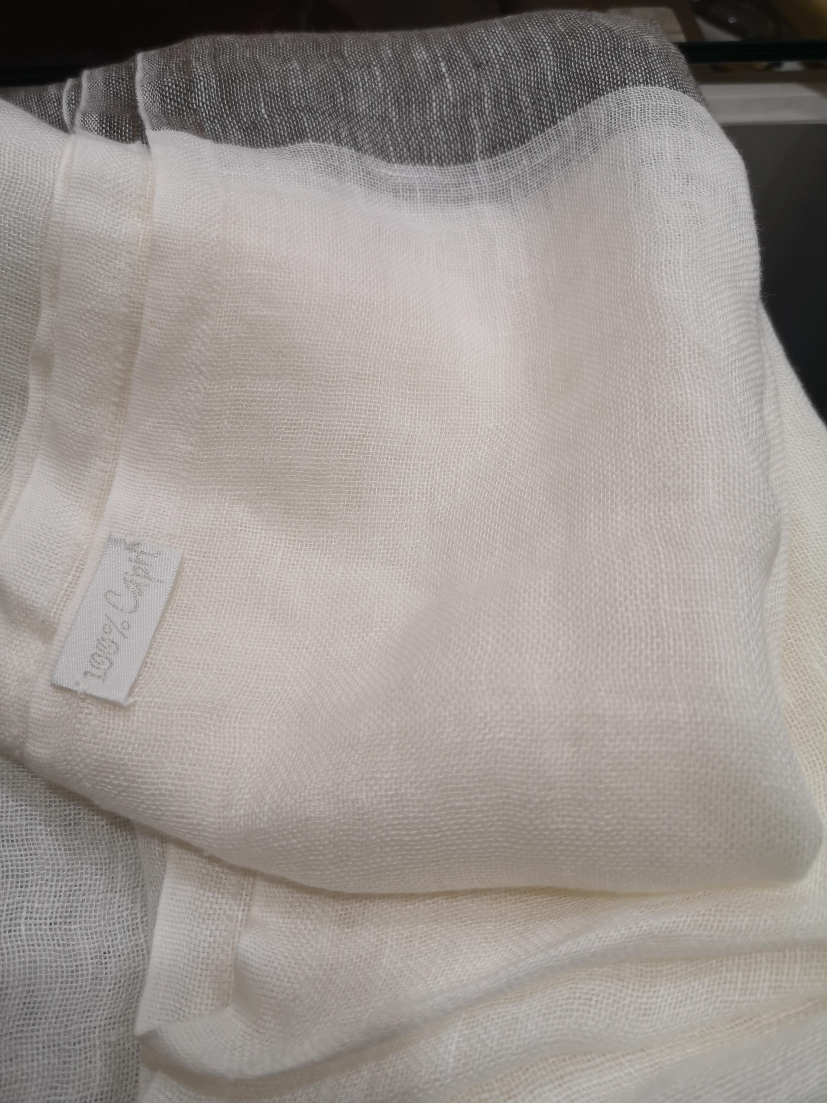 Vintage white and grey linen scarf - foulard
White and linen scarf totally made in italy