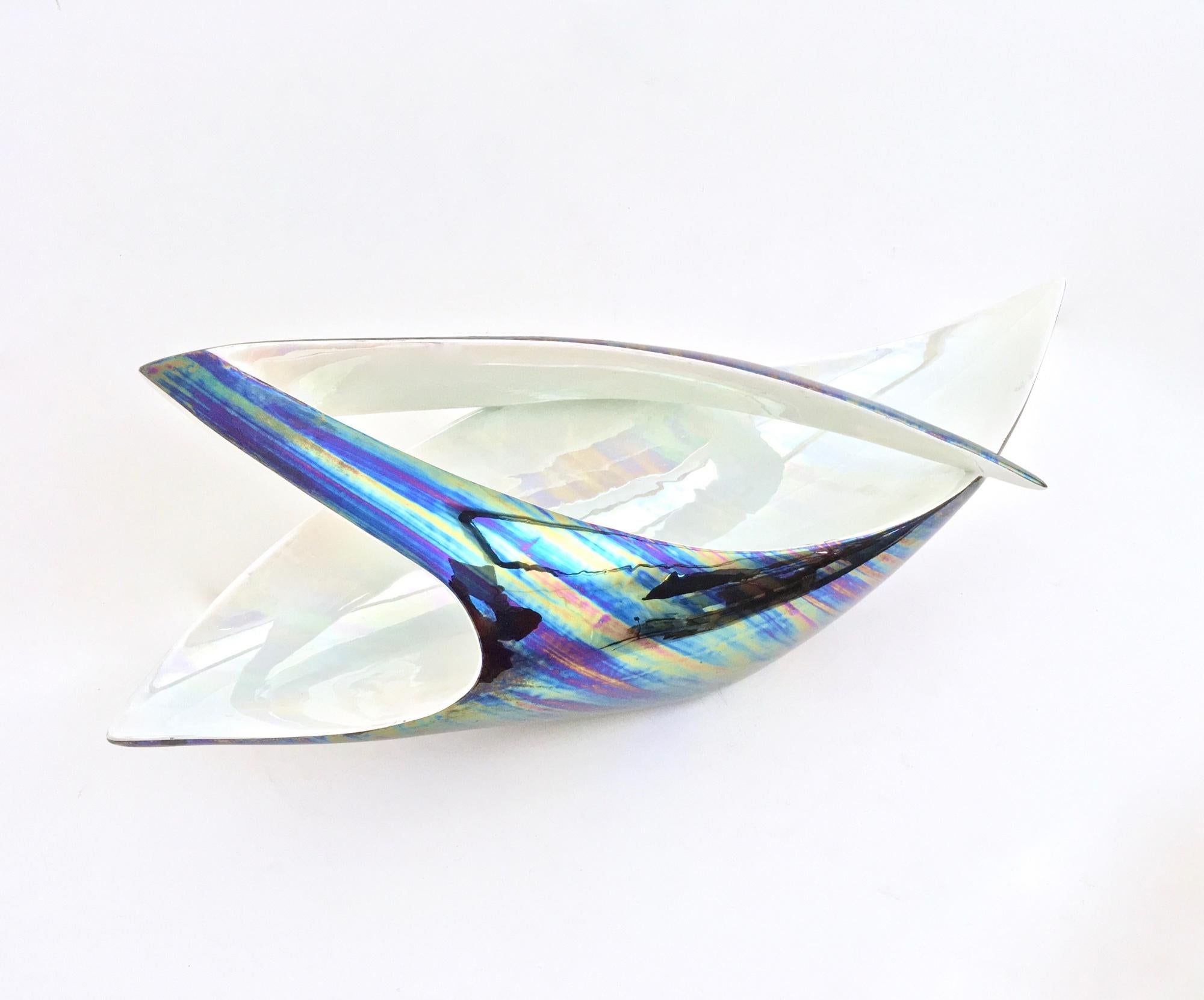 Made in Italy, 1950s.
This sinuous, dynamic and elegant centerpiece is made in lacquered ceramic that is varnished with iridescent colors.
It is a vintage piece, therefore it might show slight traces of use but it can be considered as in excellent