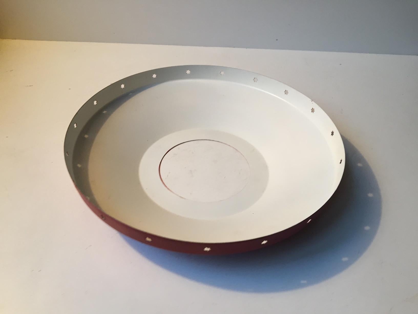 Verniciatura a polvere Lampada a sospensione vintage bianca e rossa di Bent Karlby per Lyfa, anni '50 in vendita