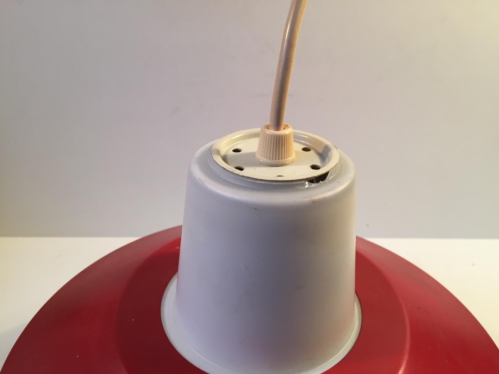 Lampada a sospensione vintage bianca e rossa di Bent Karlby per Lyfa, anni '50 In condizioni buone in vendita a Esbjerg, DK