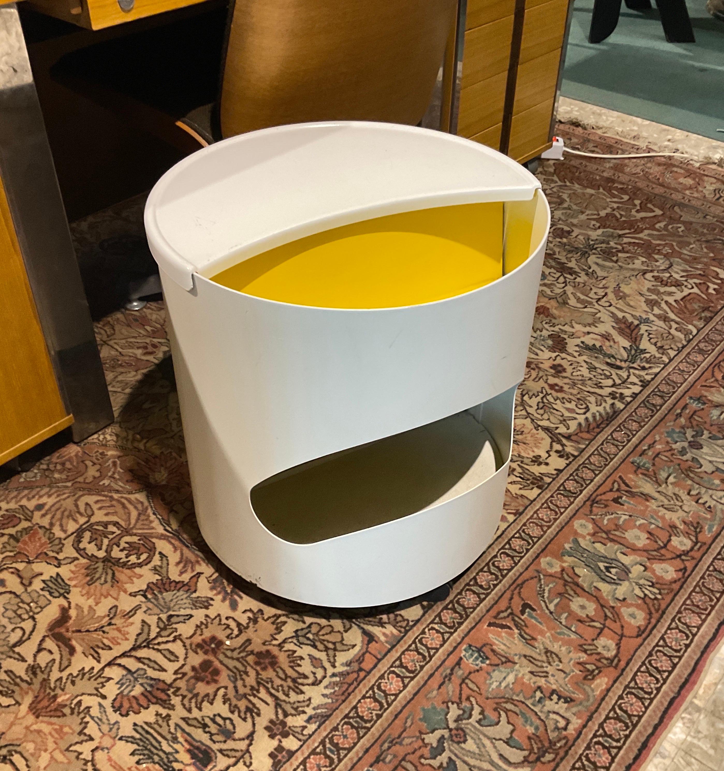 The product is in good condition with wear and tear from years of use. Please carefully examine the attached images. To talk about Joe Colombo is to recount the brief and intense career of one of the greatest Italian designers, who died in 1971 at