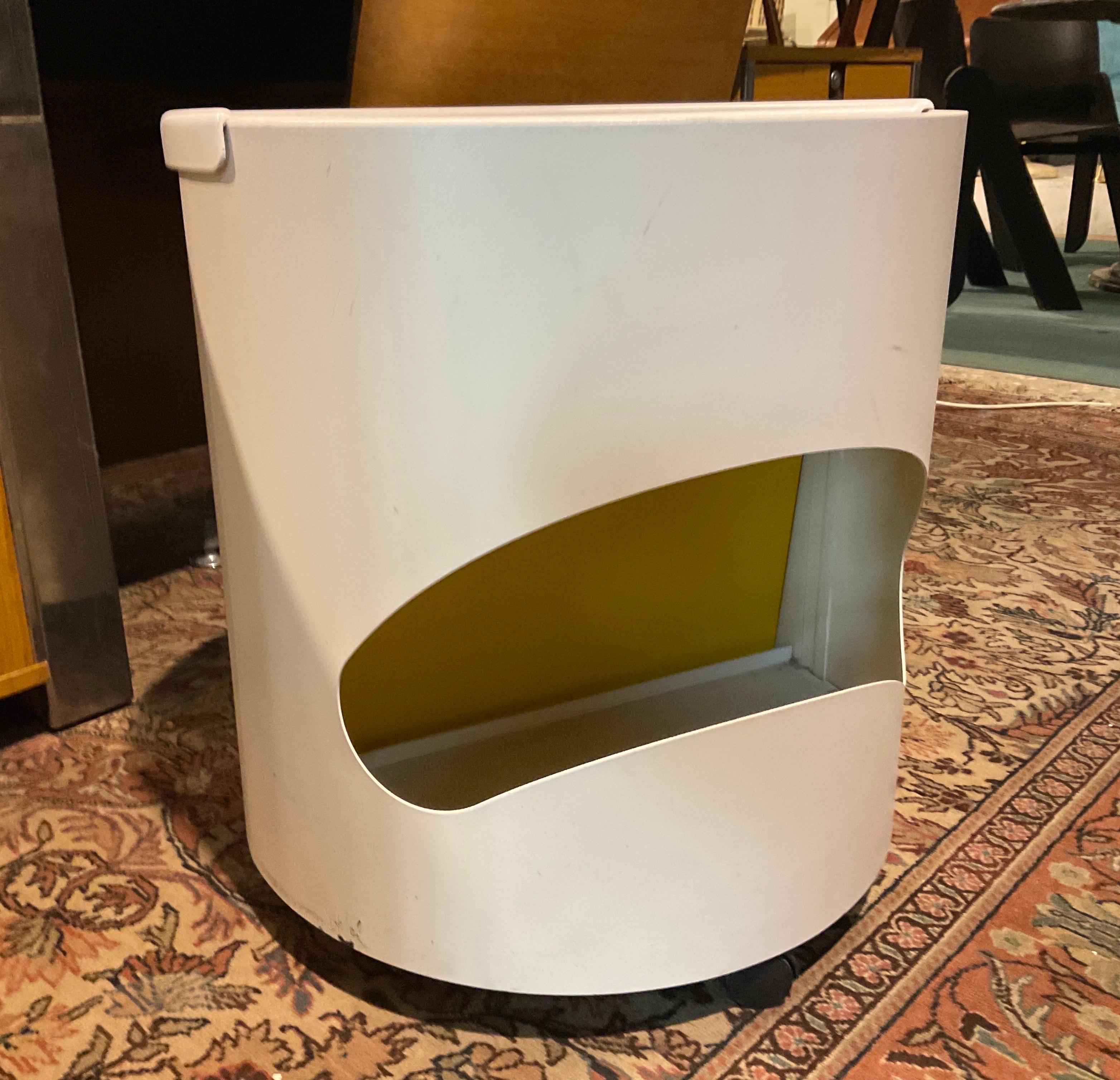 Vintage White and white Robo side table by Joe Colombo for Elco 1970s In Good Condition In Catania, IT