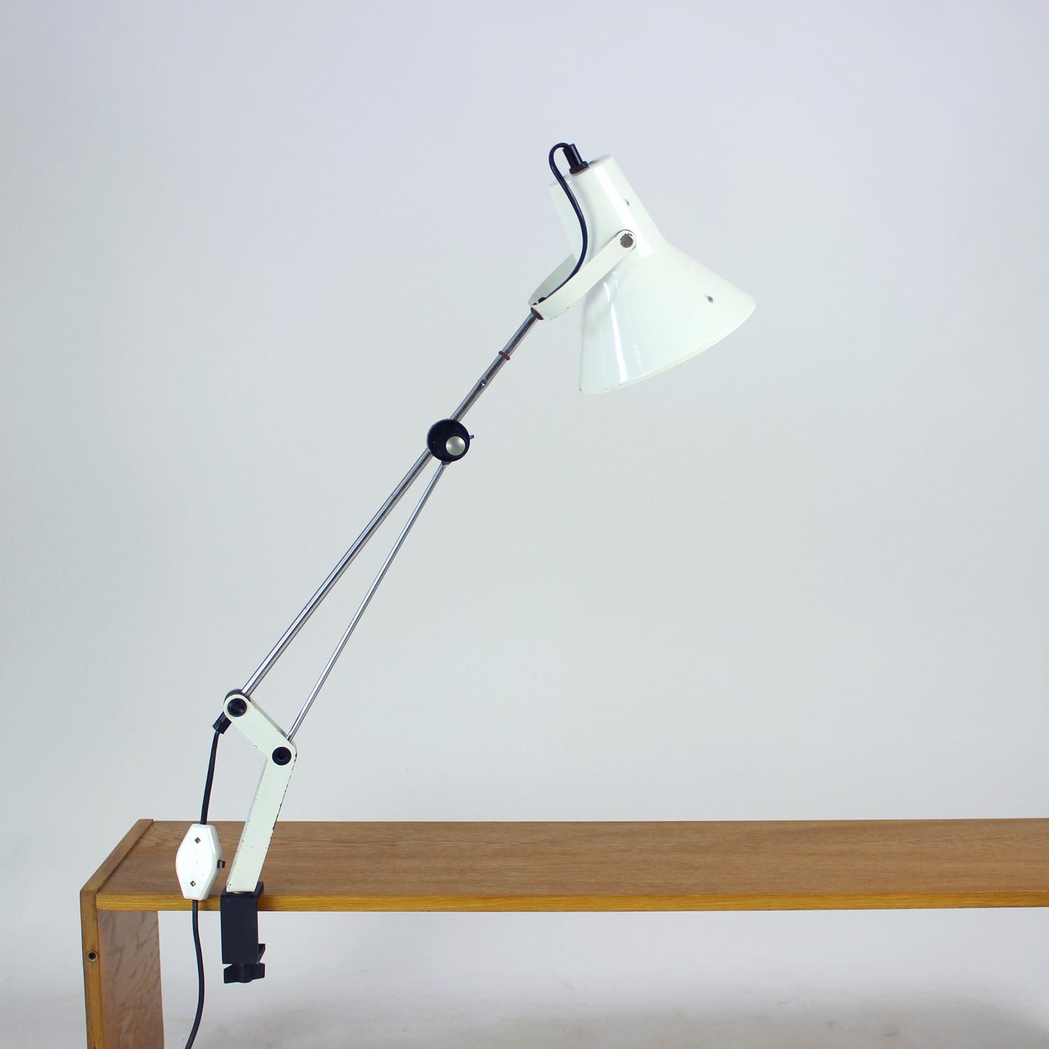 Cette étonnante lampe de bureau vintage, également connue sous le nom de lampe d'architecte, a été produite en Allemagne par Wechselstrom dans les années 1960. Conservant son Label d'origine sur l'interrupteur et partiellement sur l'abat-jour, la