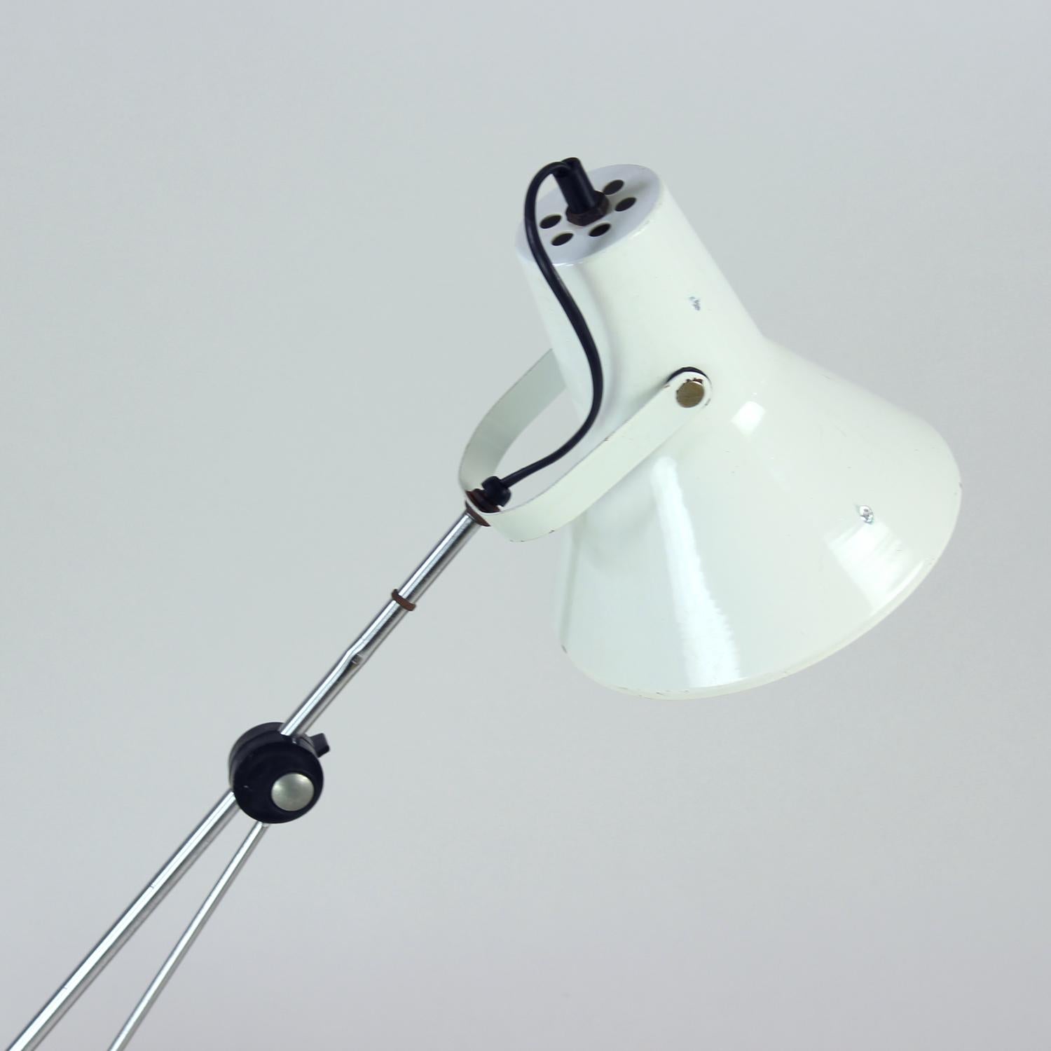 Allemand Lampe de bureau d'architecte vintage blanche avec système à vis Wechselstrom, Allemagne en vente