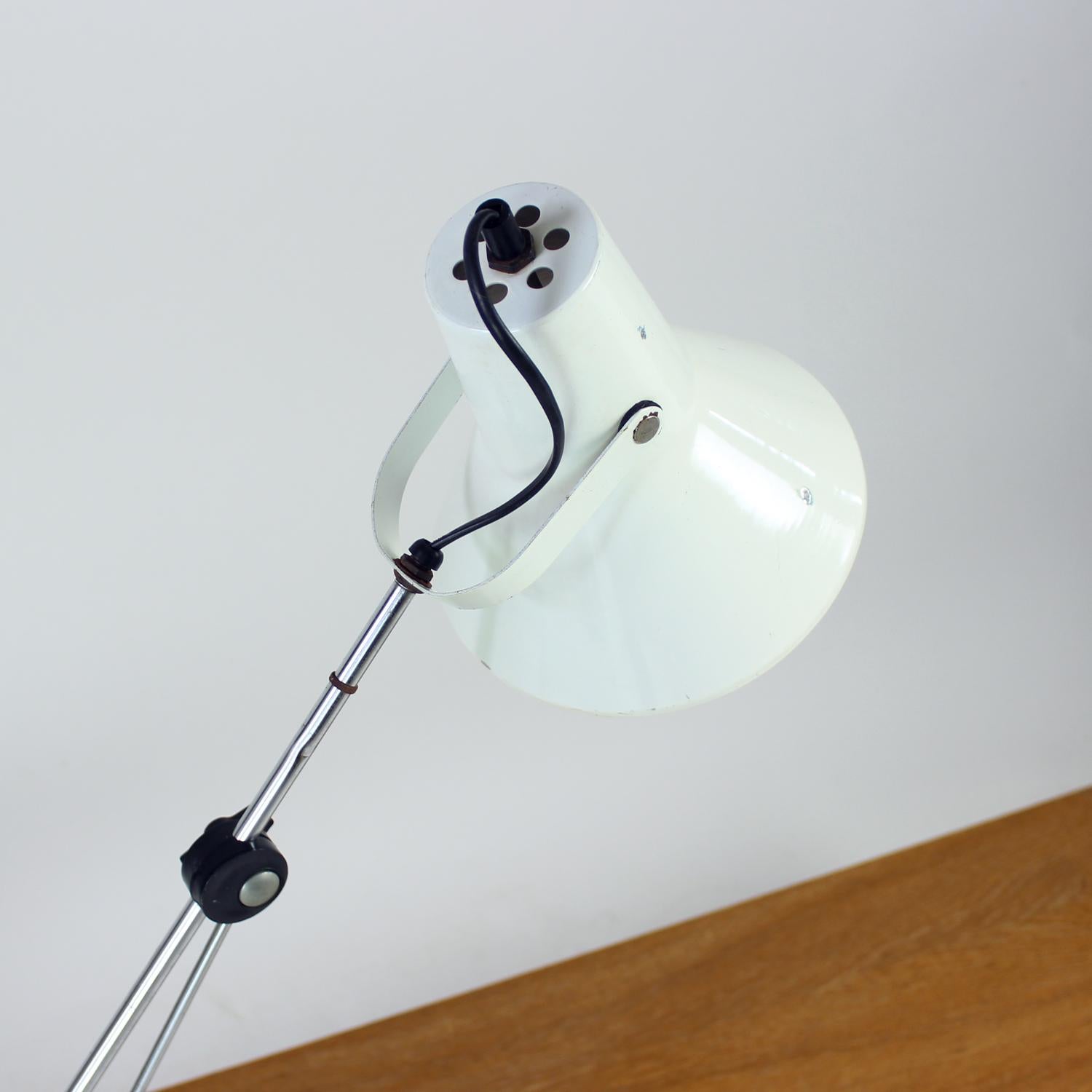 Milieu du XXe siècle Lampe de bureau d'architecte vintage blanche avec système à vis Wechselstrom, Allemagne en vente