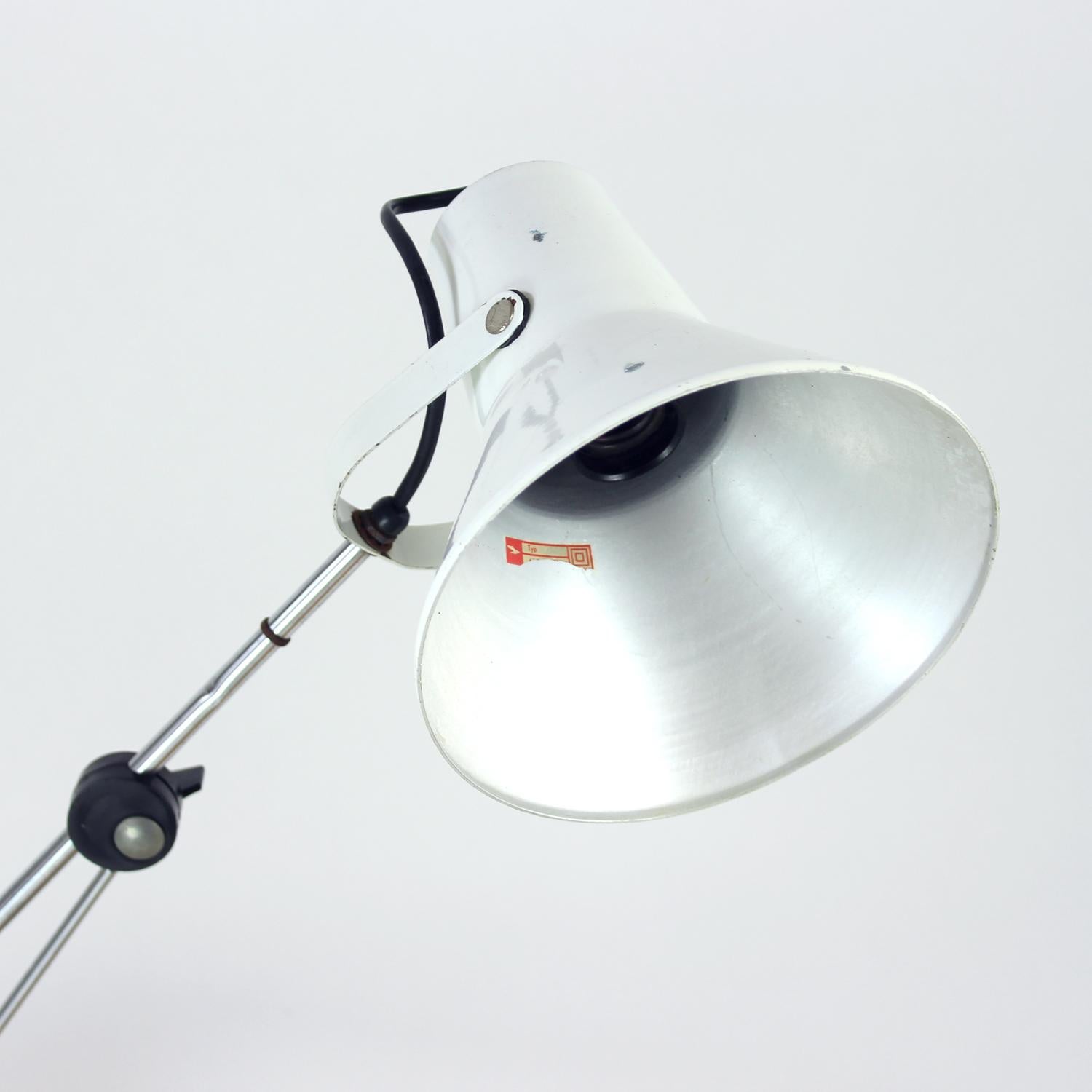 Aluminium Lampe de bureau d'architecte vintage blanche avec système à vis Wechselstrom, Allemagne en vente