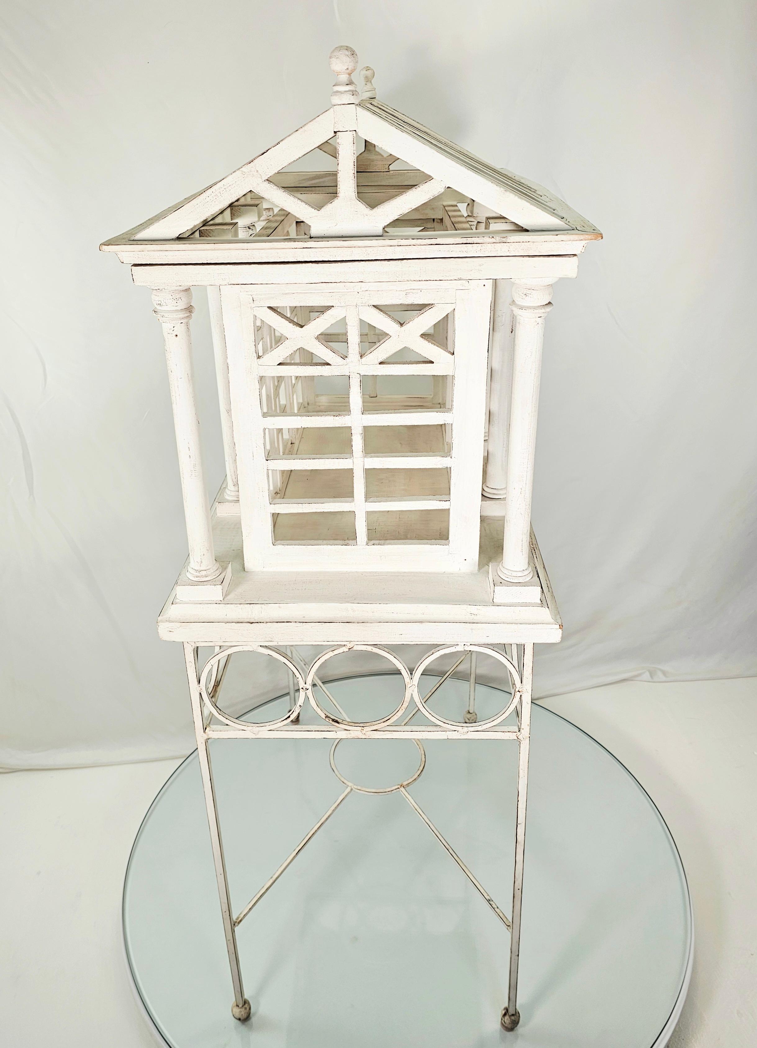 Terrario/jaula arquitectónico blanco vintage Filipino en venta