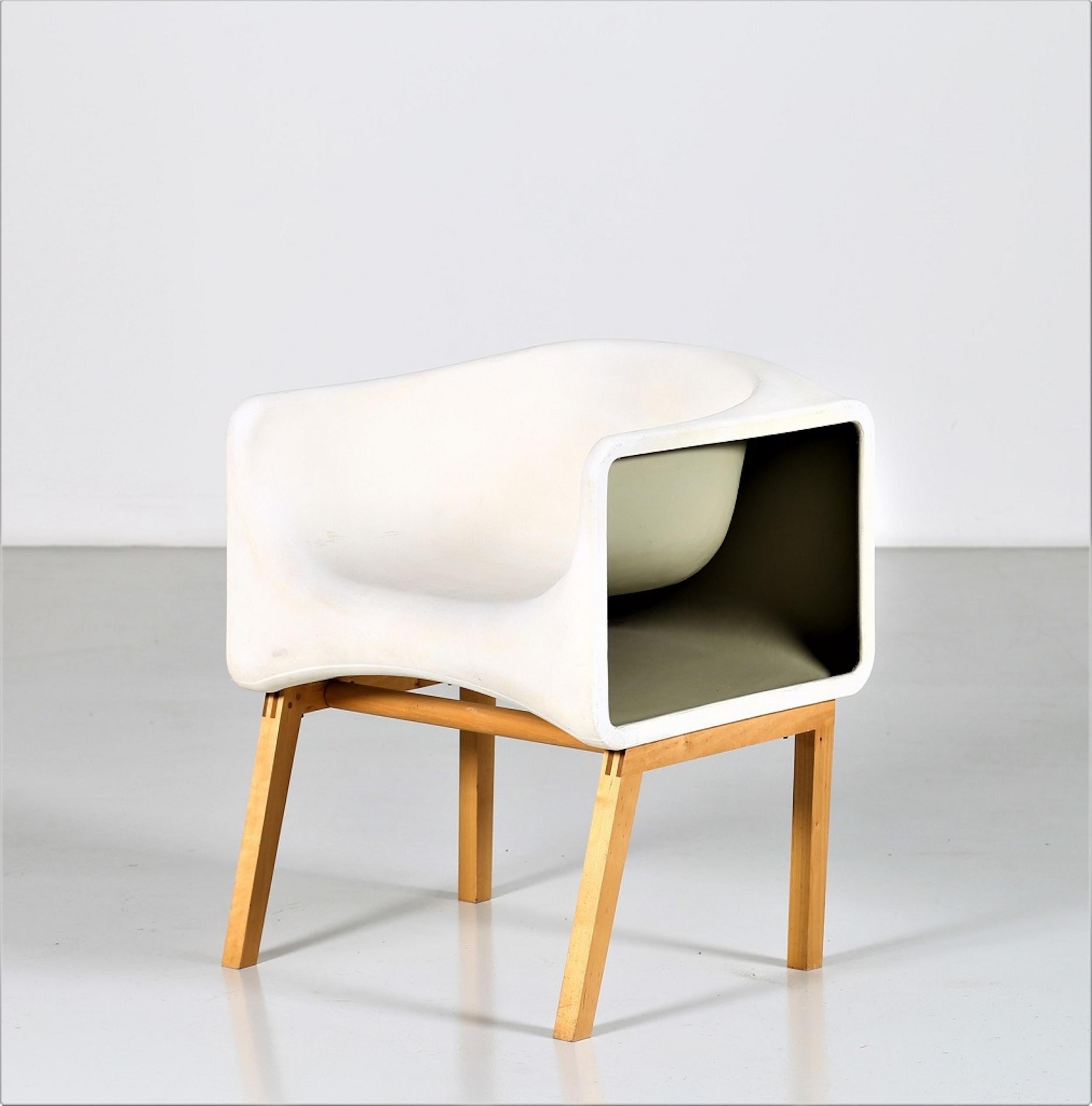 This white armchair is an item of amazing designer furniture realized by Felice Rossi in the 1970s.

Fiberglass and wood easy chair.

Good conditions.

    