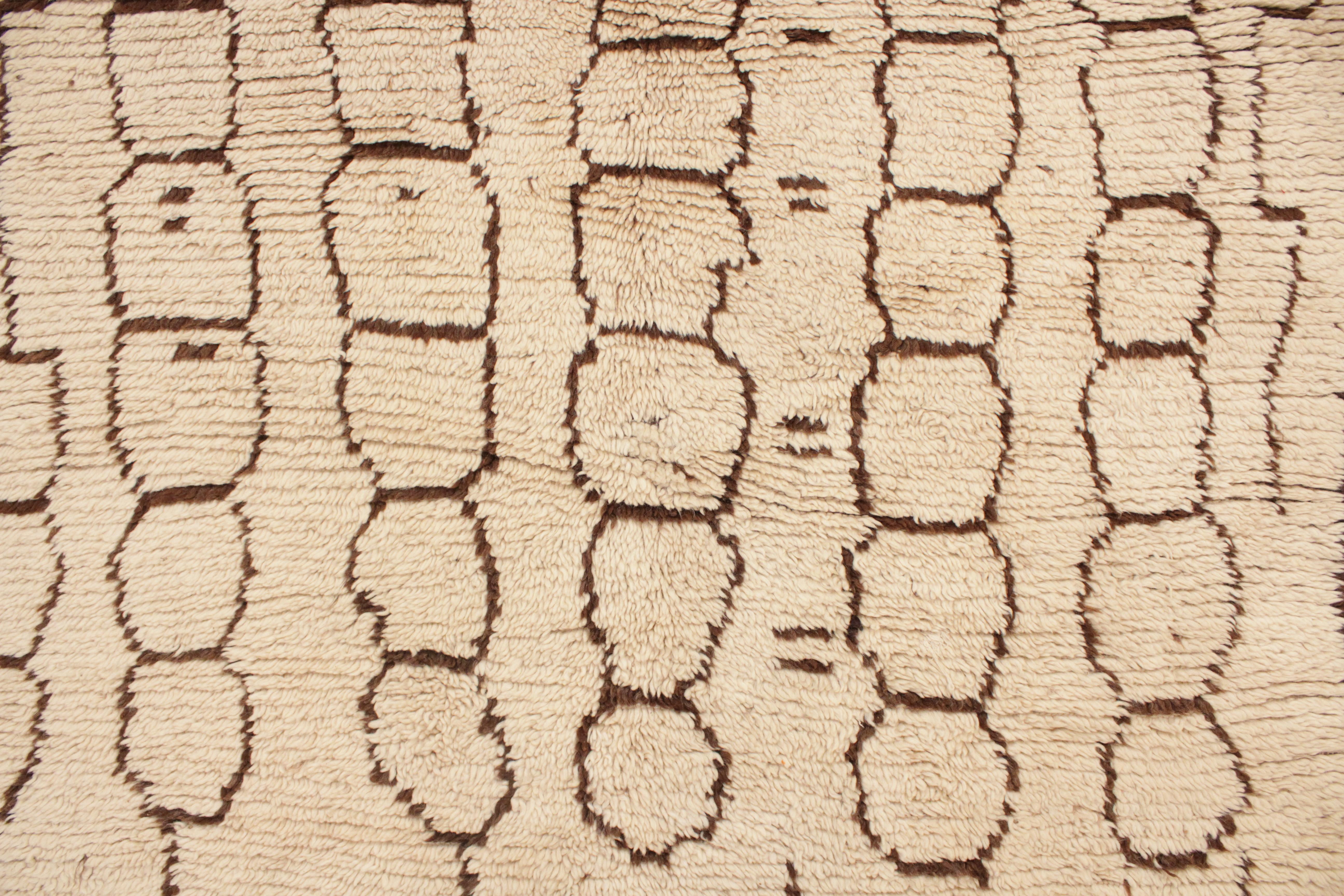 Hand-Knotted Vintage White Azilal Berber Rug with Abstract Geometric Pattern For Sale