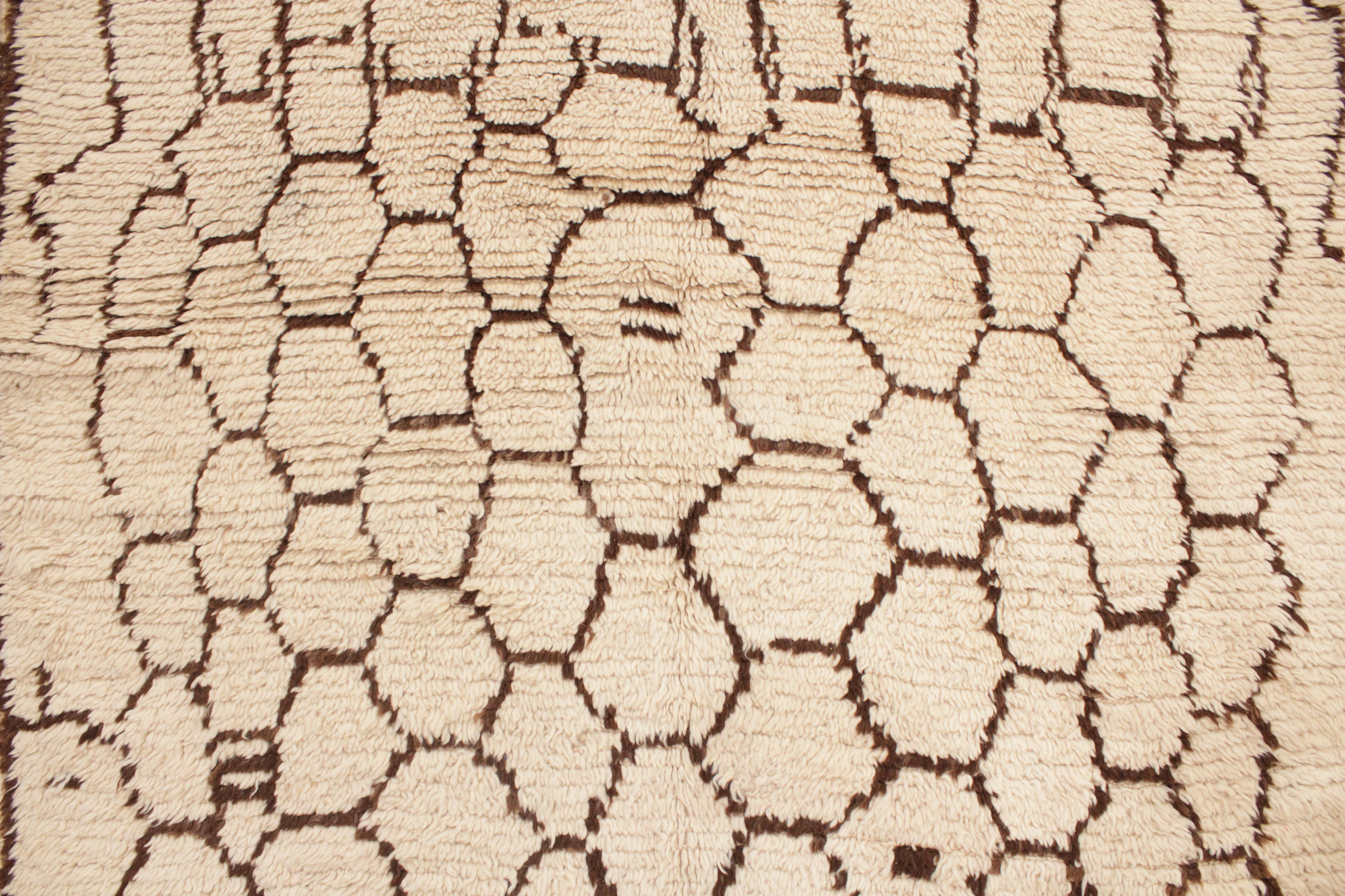 Vintage White Azilal Berber Rug with Abstract Geometric Pattern In Excellent Condition For Sale In Milan, IT