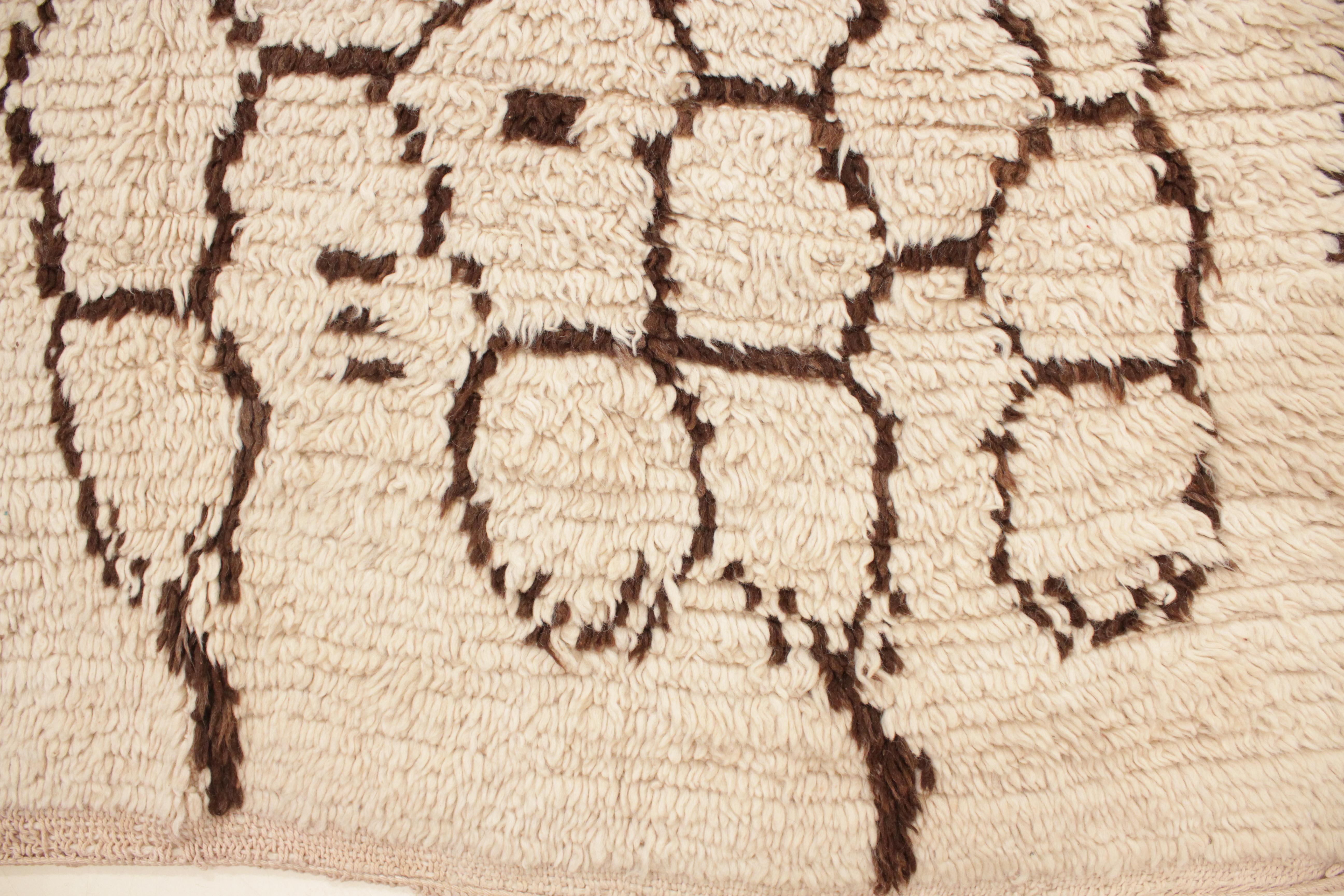 Late 20th Century Vintage White Azilal Berber Rug with Abstract Geometric Pattern For Sale