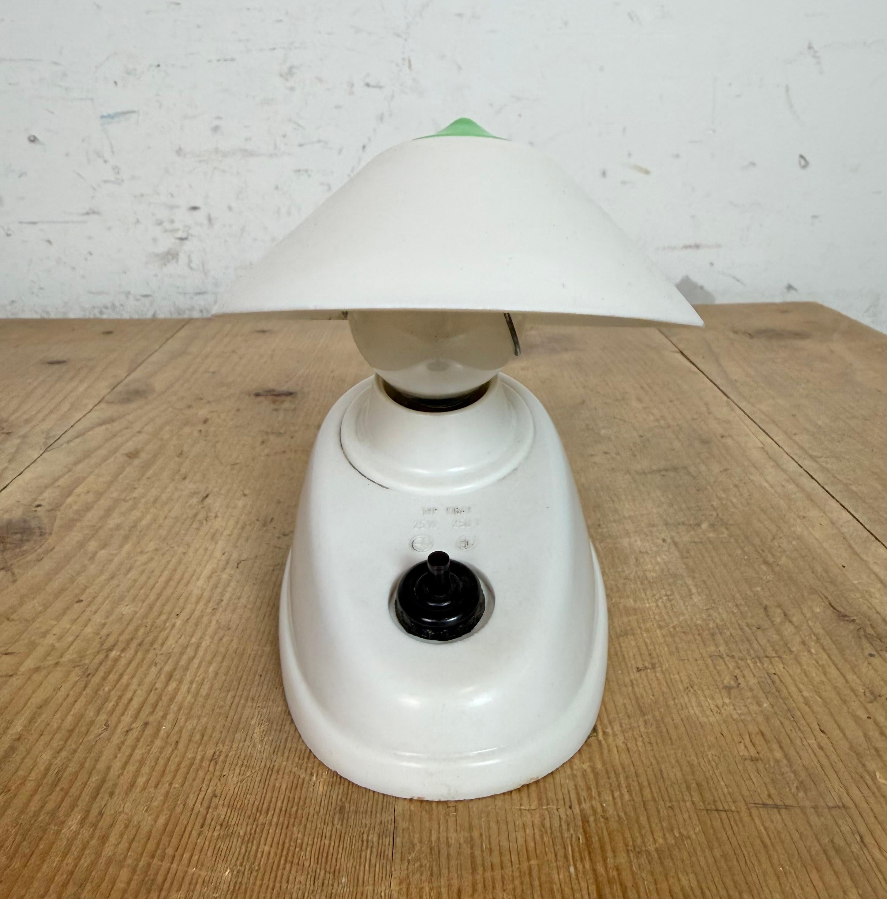 Lampe de table vintage en bakélite blanche d'Elektrosvit, années 1950 en vente 3