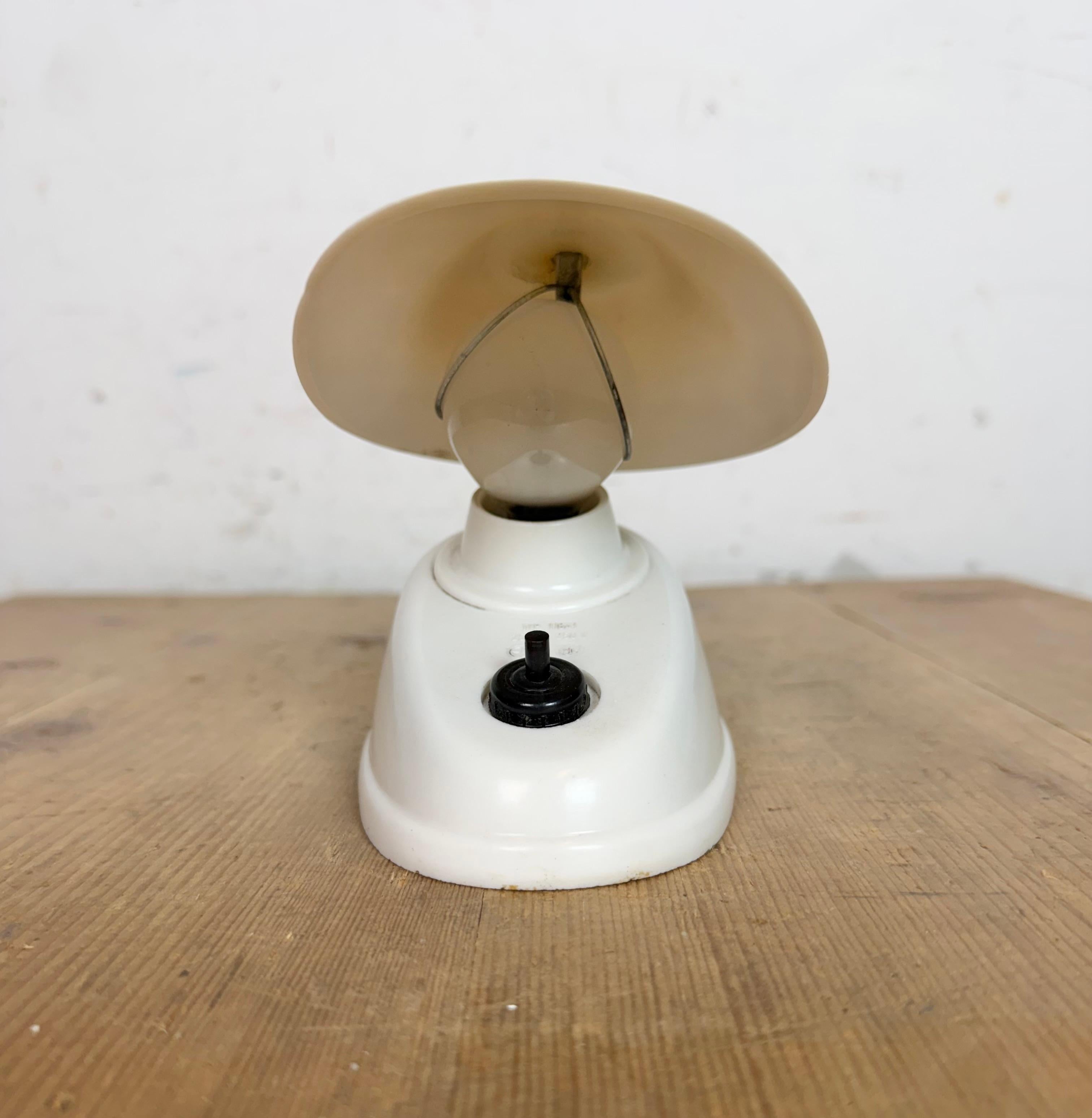 Lampe de table vintage en bakélite blanche d'Elektrosvit, années 1950 en vente 4