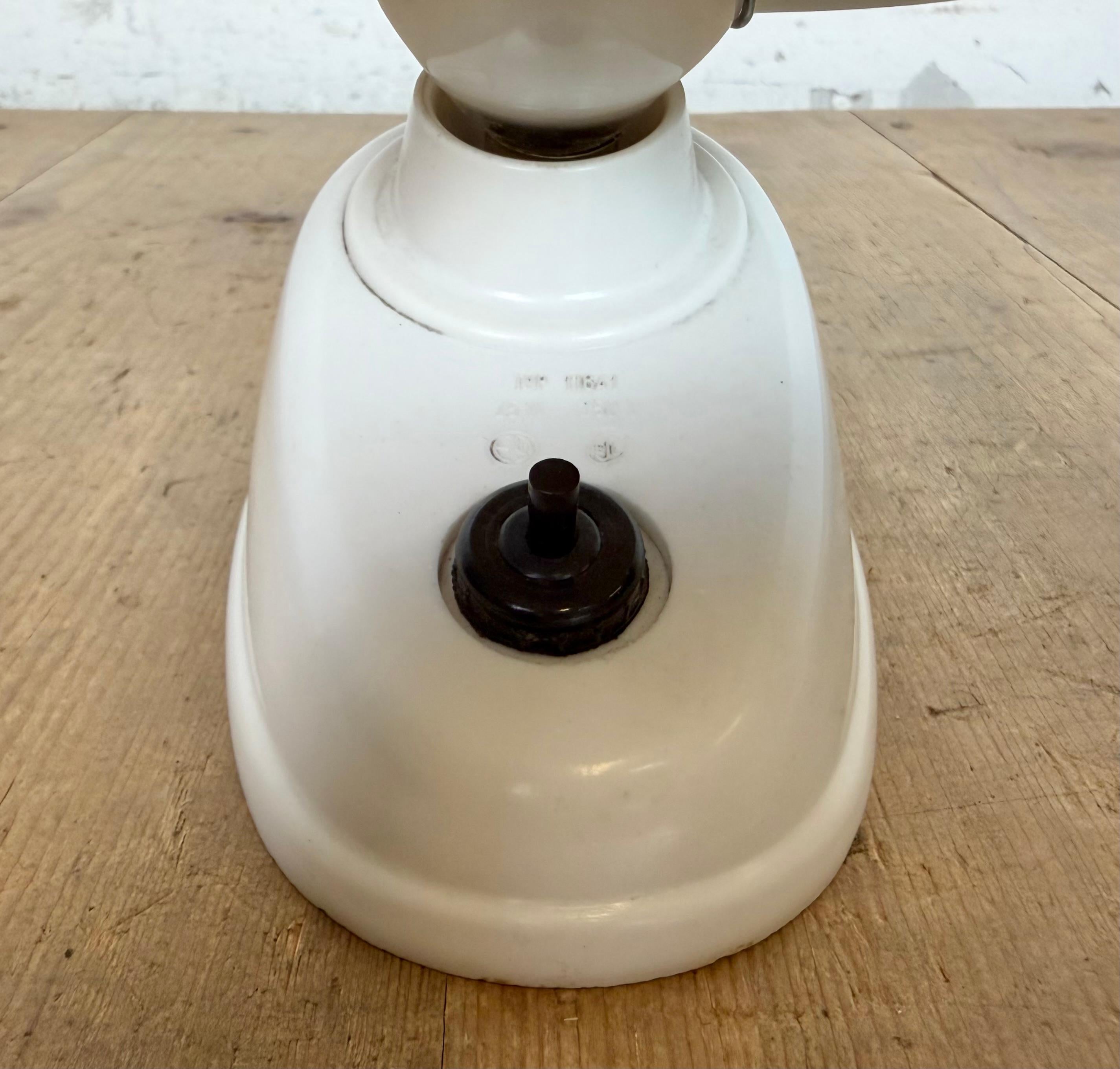 Lampe de table vintage en bakélite blanche d'Elektrosvit, années 1950 en vente 5