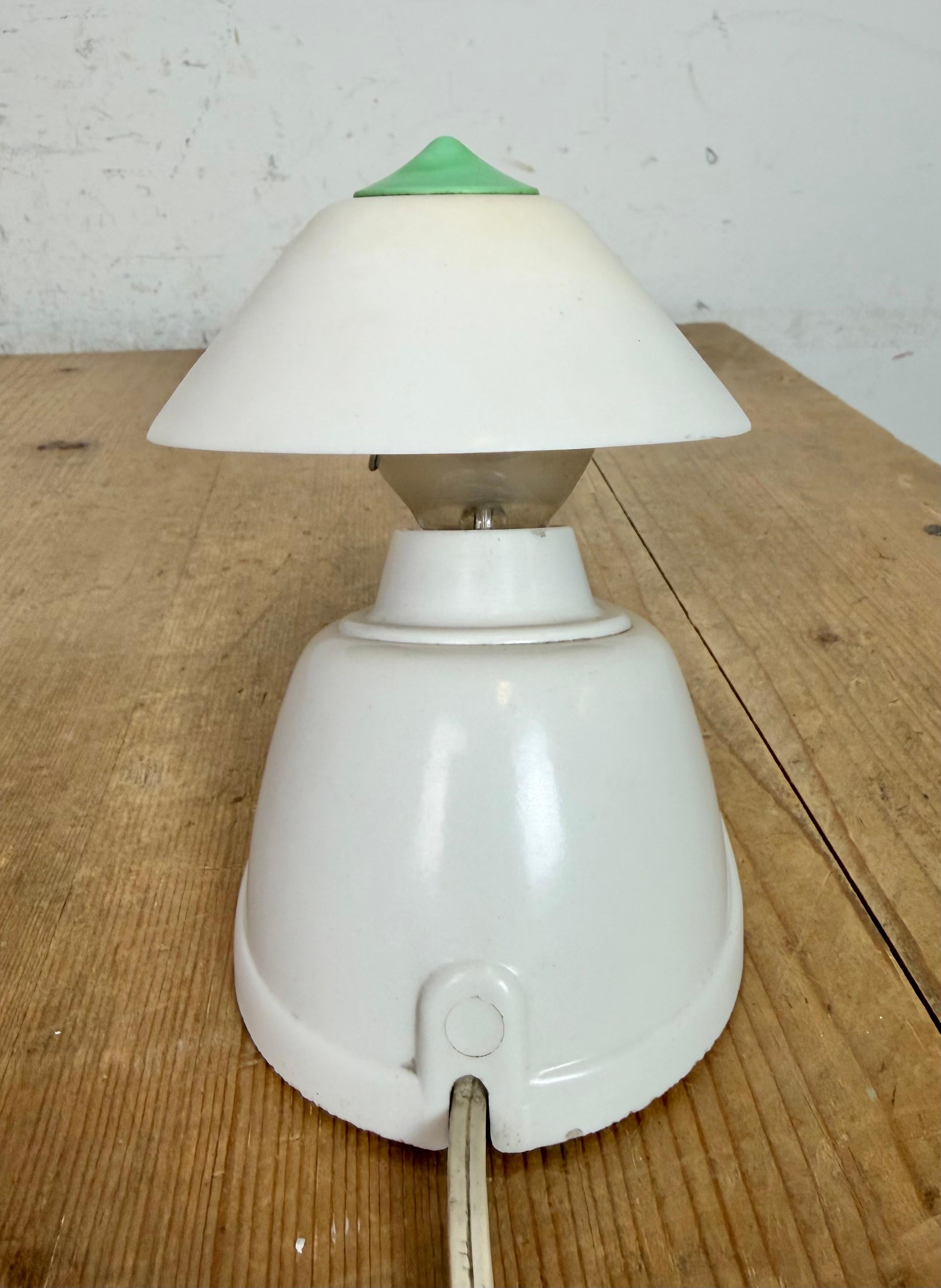 Lampe de table vintage en bakélite blanche d'Elektrosvit, années 1950 en vente 6