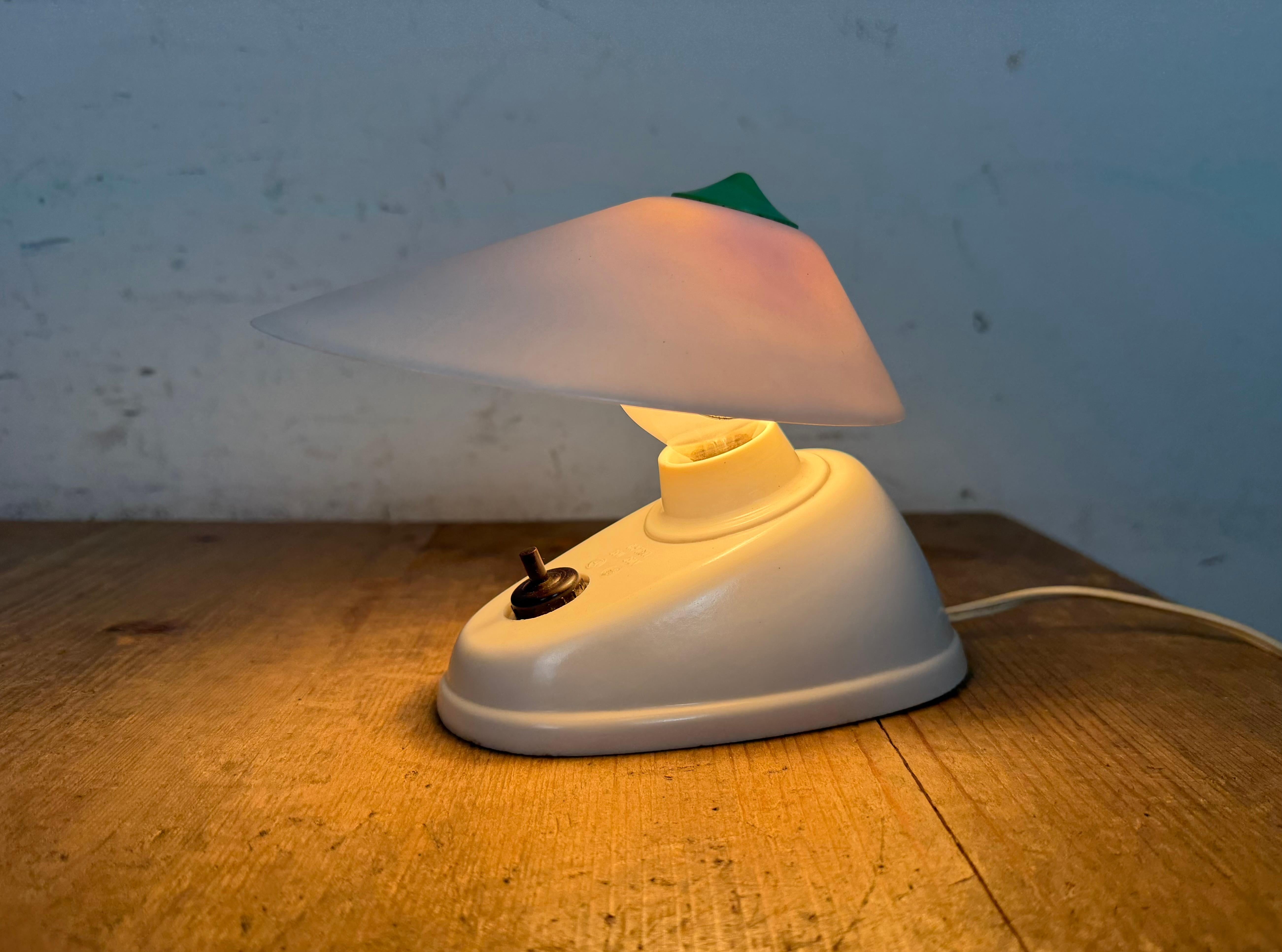 Lampe de table vintage en bakélite blanche d'Elektrosvit, années 1950 en vente 8