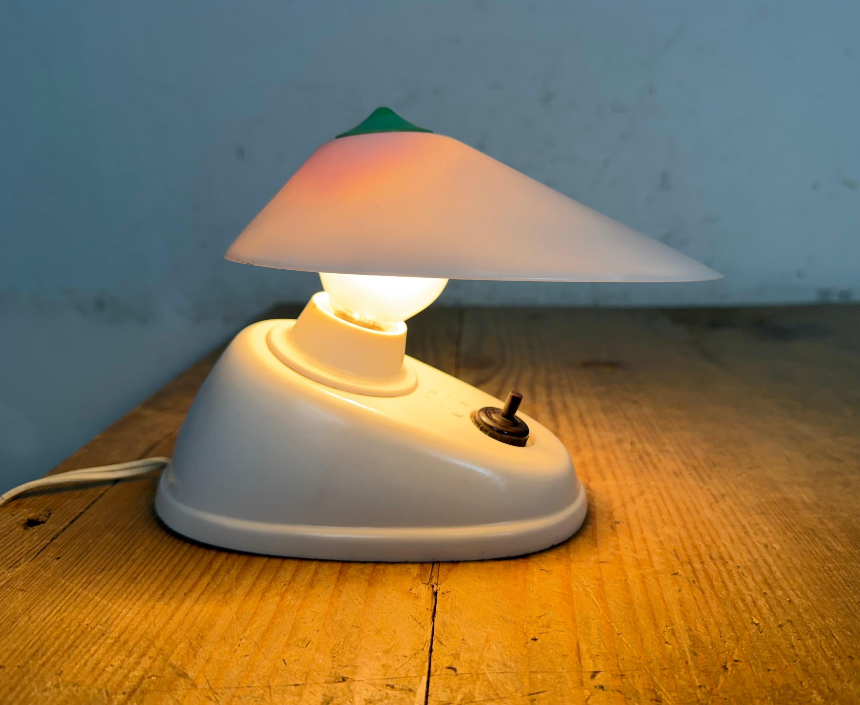 Lampe de table vintage en bakélite blanche d'Elektrosvit, années 1950 en vente 10