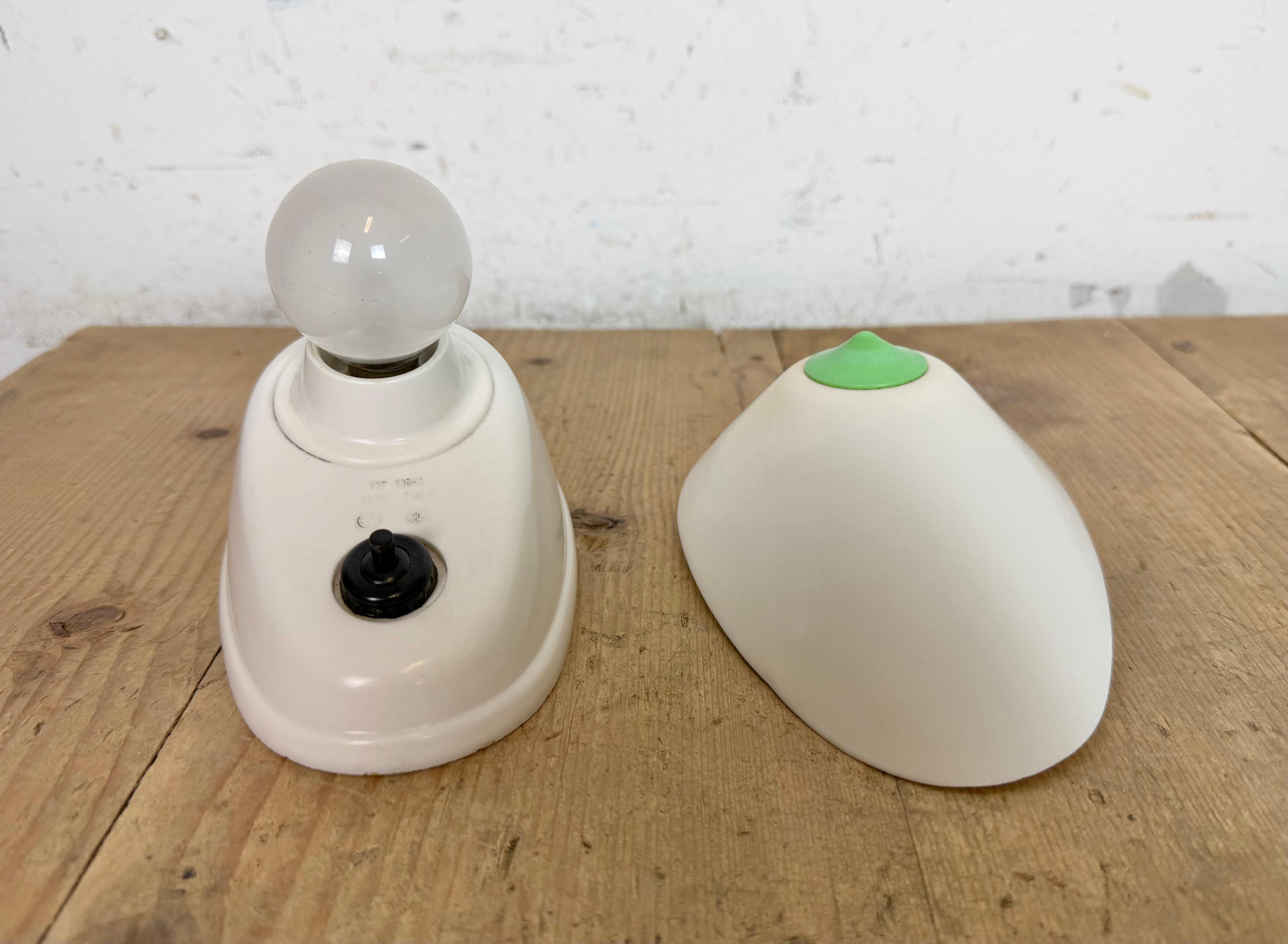 Lampe de table vintage en bakélite blanche d'Elektrosvit, années 1950 en vente 11