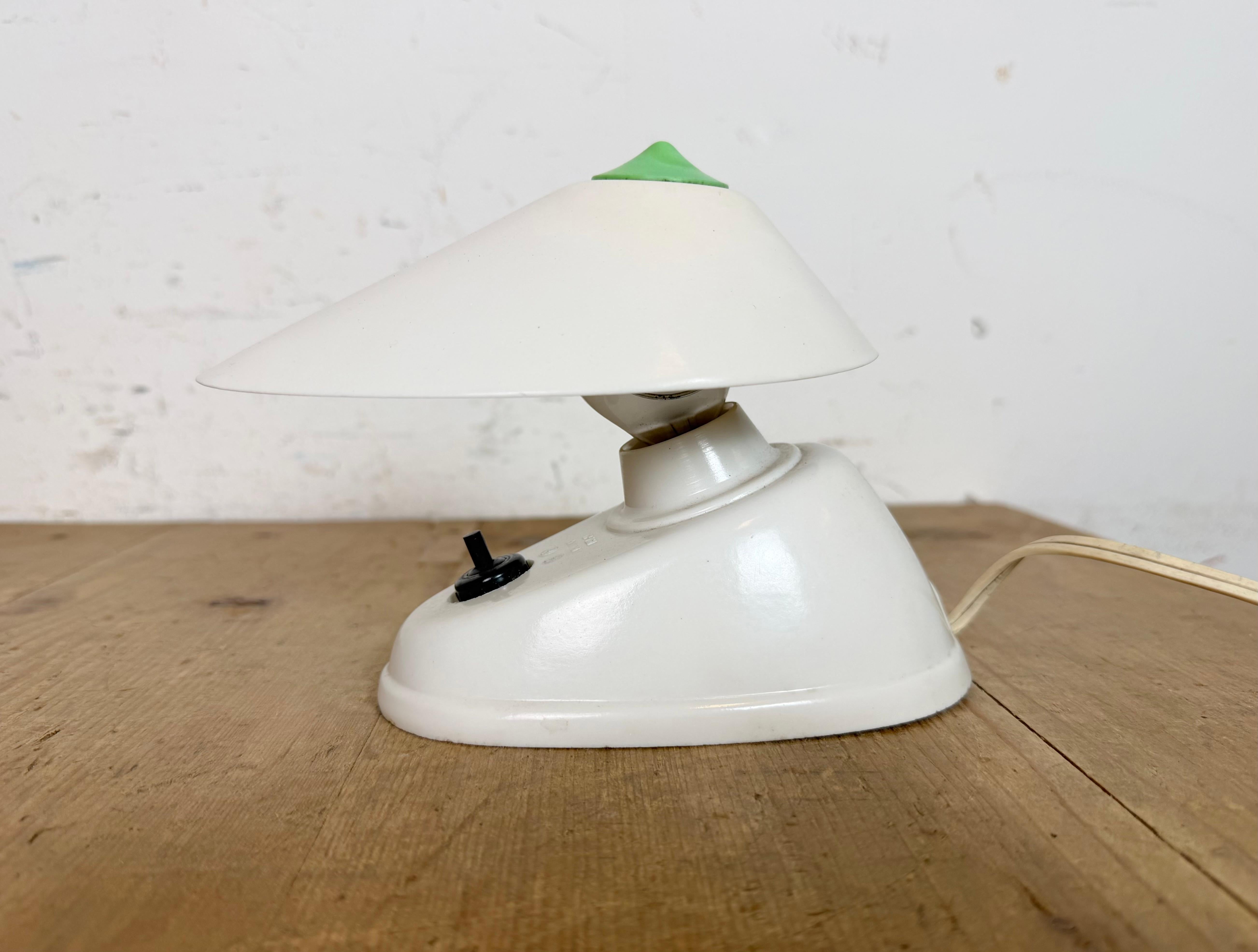 Lampe de table vintage en bakélite blanche appelée 