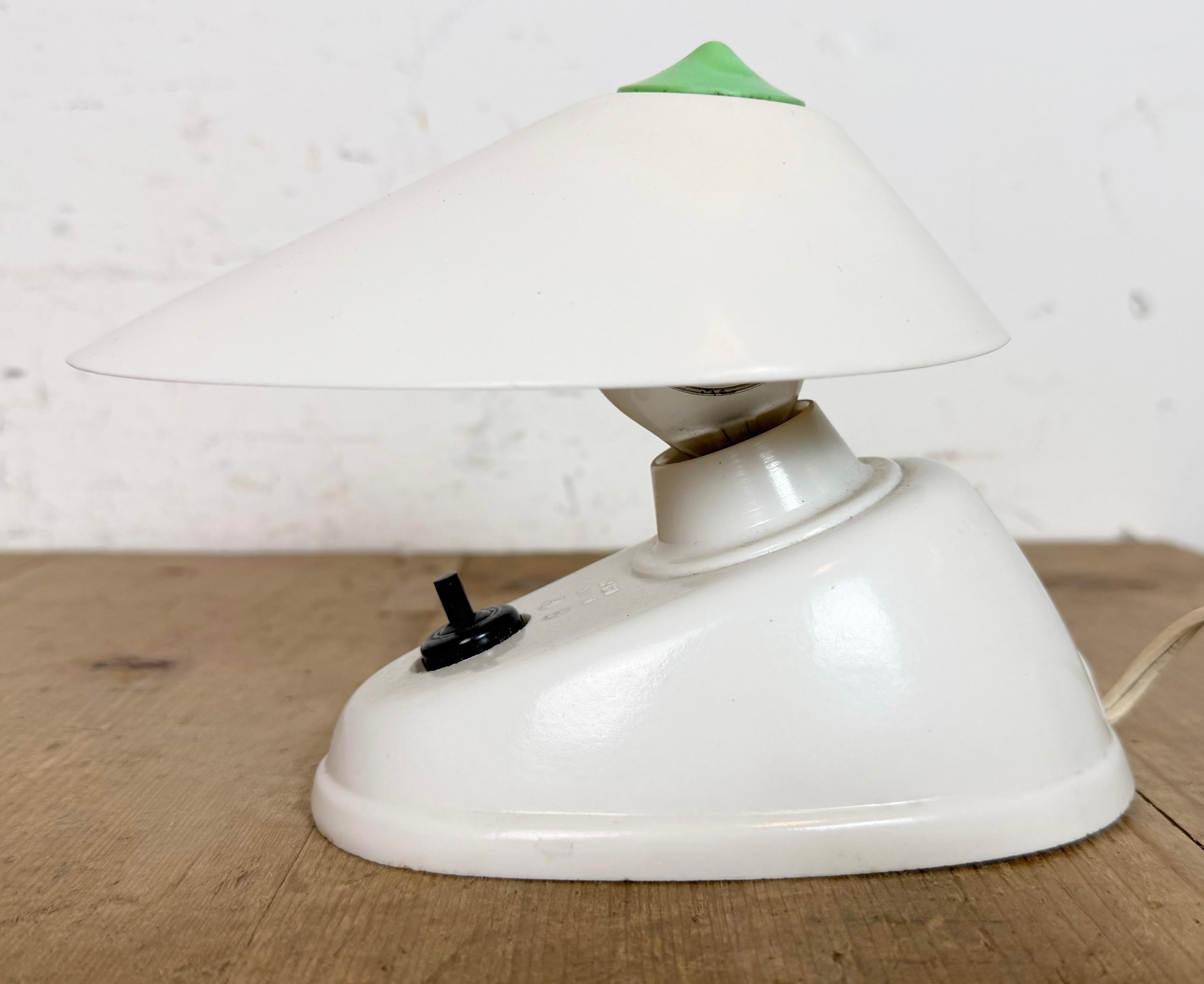 Industriel Lampe de table vintage en bakélite blanche d'Elektrosvit, années 1950 en vente