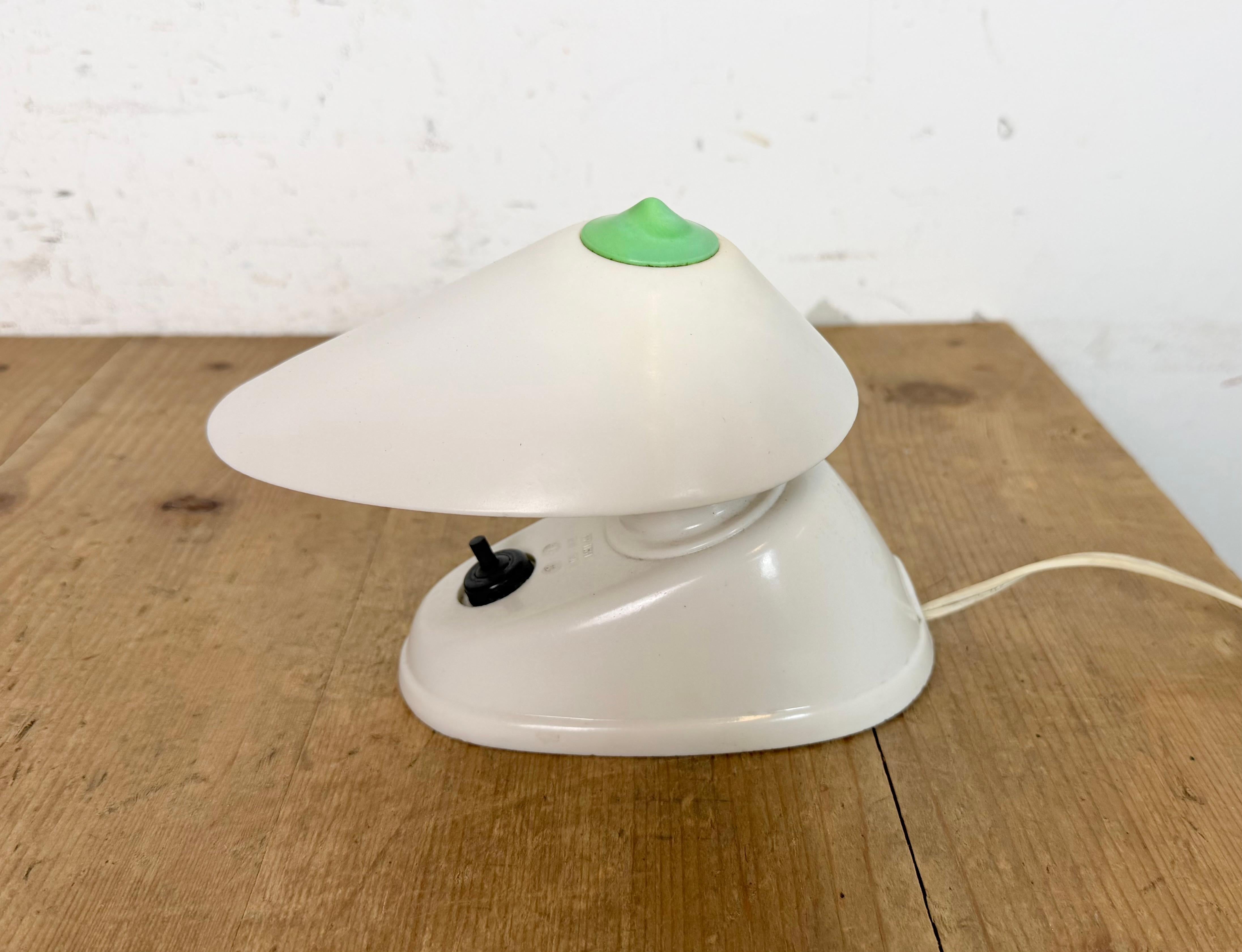Tchèque Lampe de table vintage en bakélite blanche d'Elektrosvit, années 1950 en vente