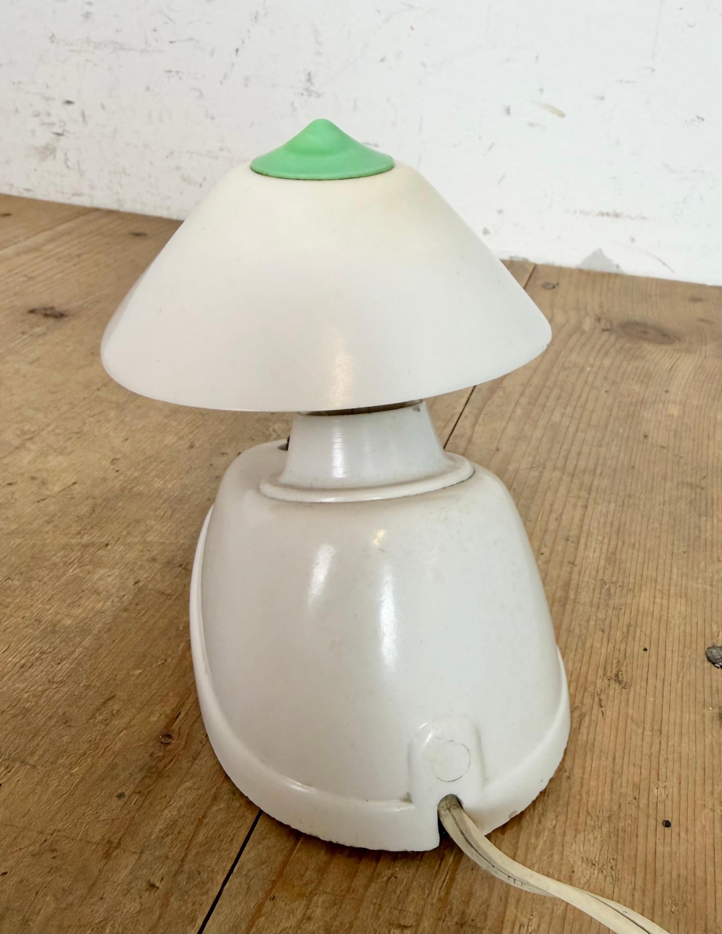 Lampe de table vintage en bakélite blanche d'Elektrosvit, années 1950 Bon état - En vente à Kojetice, CZ