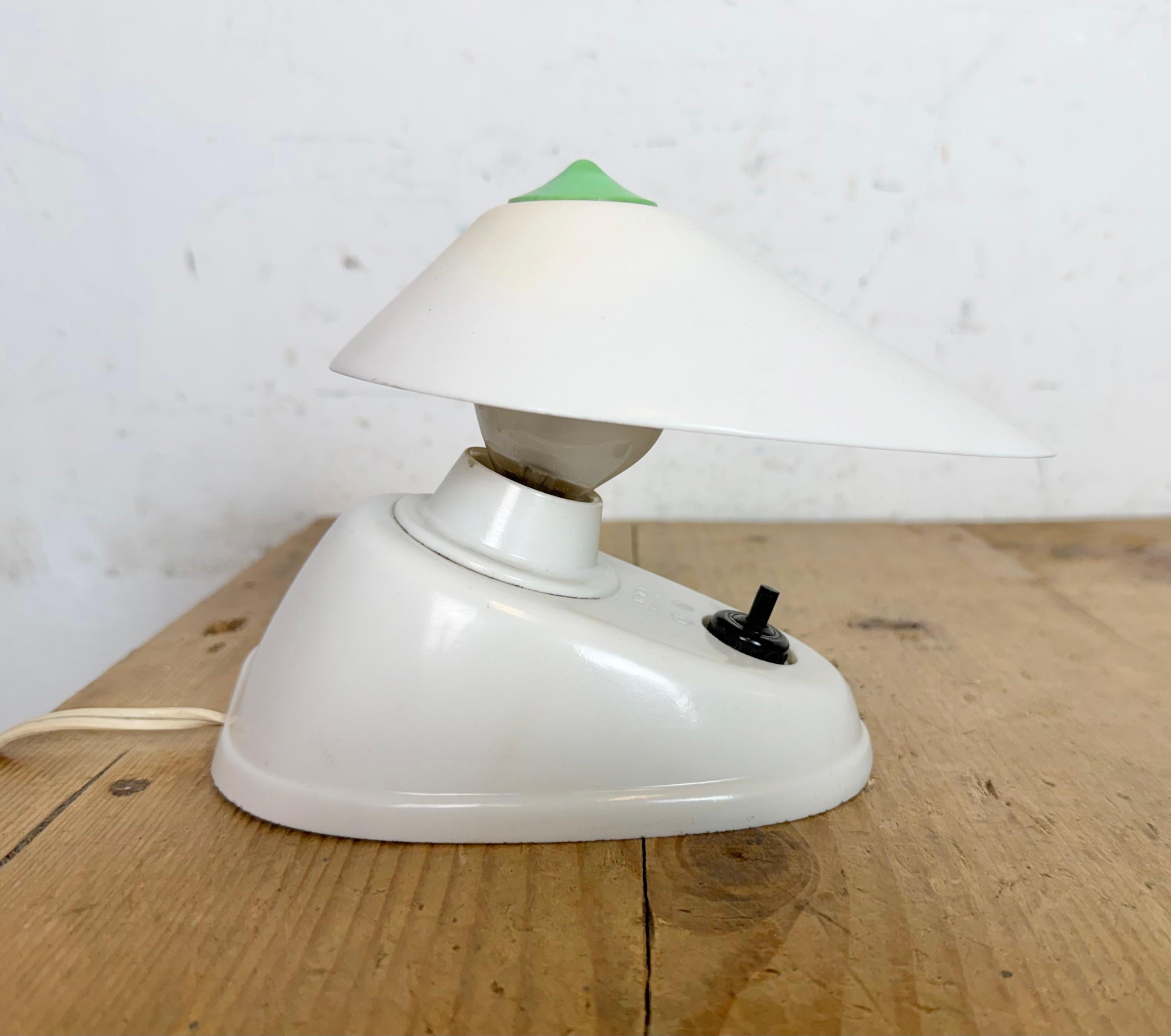 20ième siècle Lampe de table vintage en bakélite blanche d'Elektrosvit, années 1950 en vente