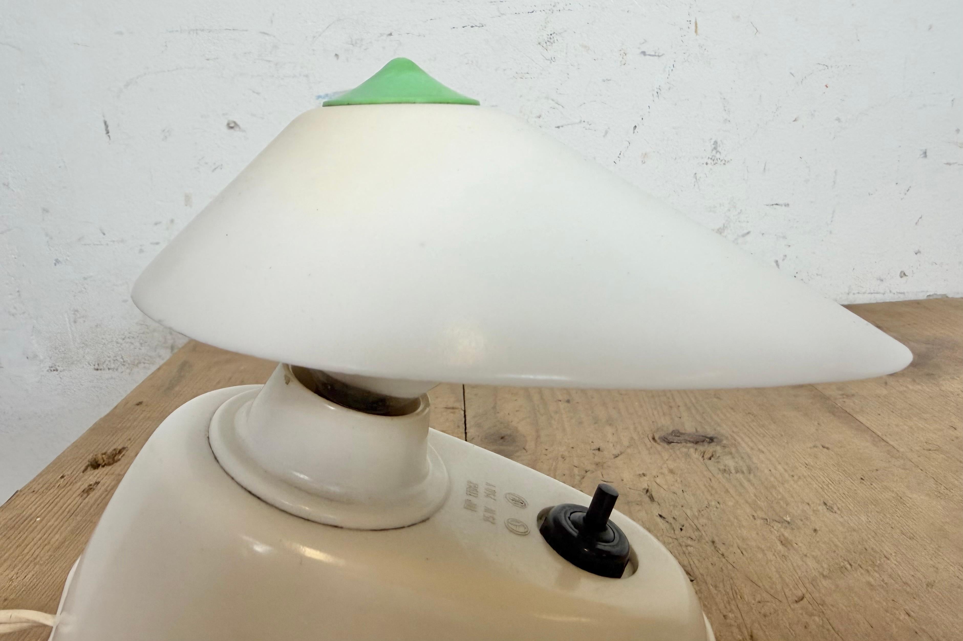 Bakélite Lampe de table vintage en bakélite blanche d'Elektrosvit, années 1950 en vente