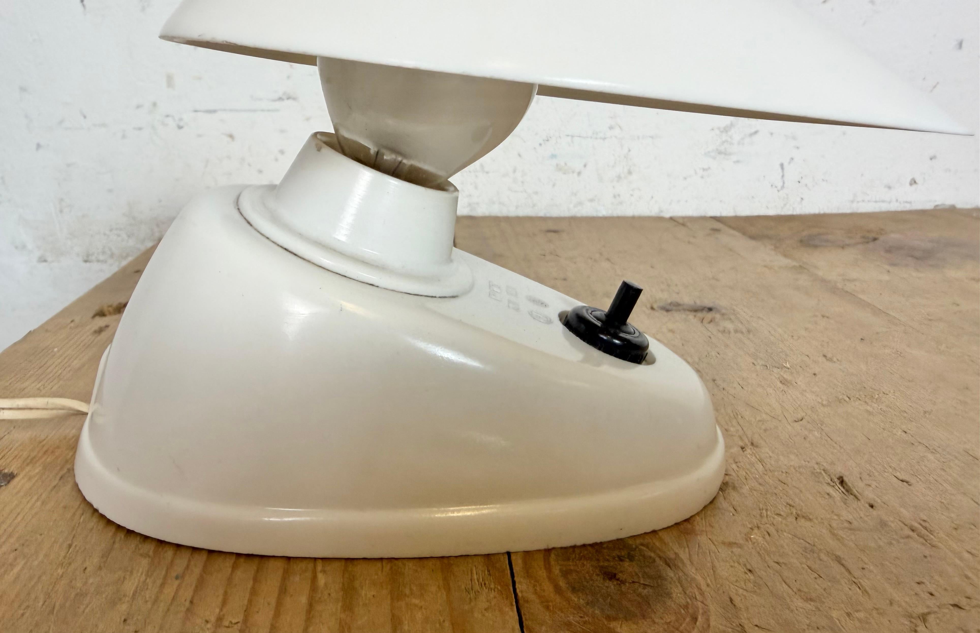 Lampe de table vintage en bakélite blanche d'Elektrosvit, années 1950 en vente 1