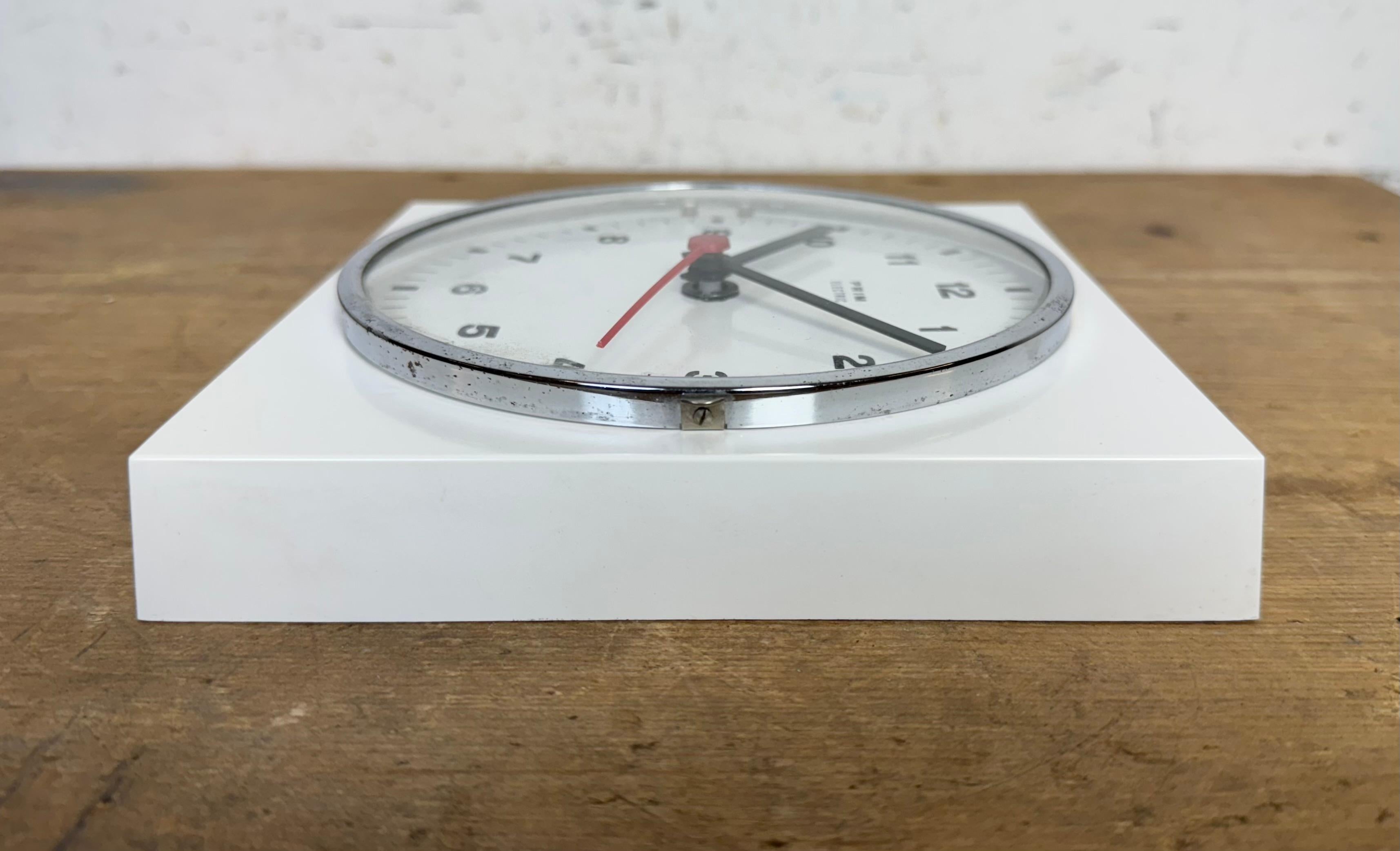 Horloge murale en bakélite blanche Prim, années 1970 4