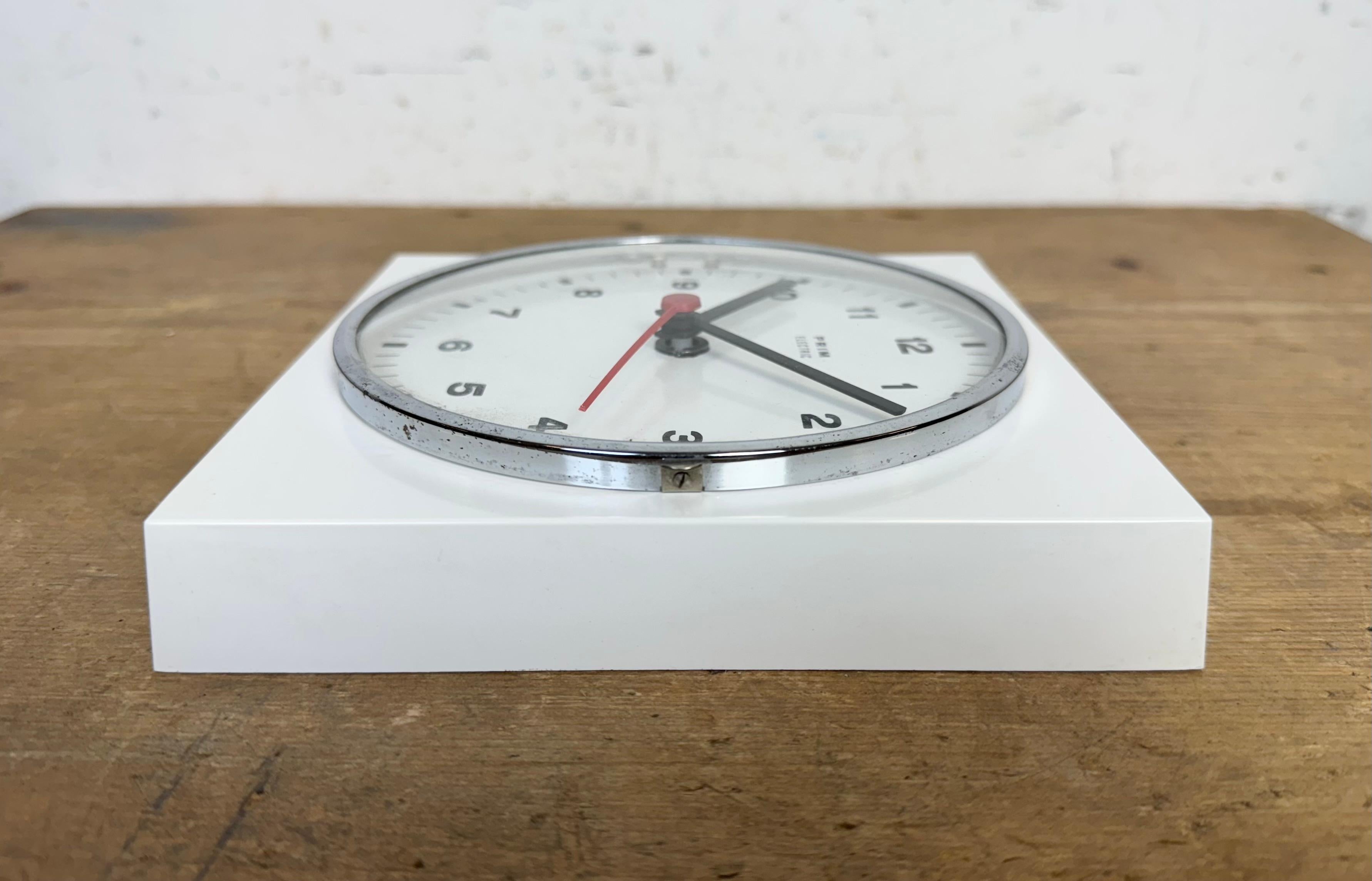 Horloge murale en bakélite blanche Prim, années 1970 6
