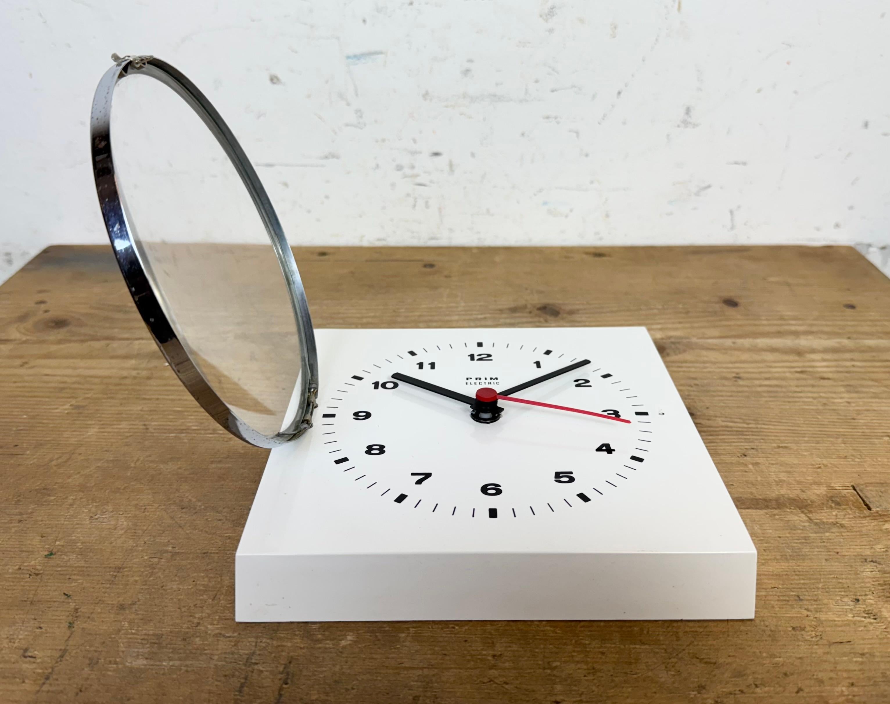 Horloge murale en bakélite blanche Prim, années 1970 8