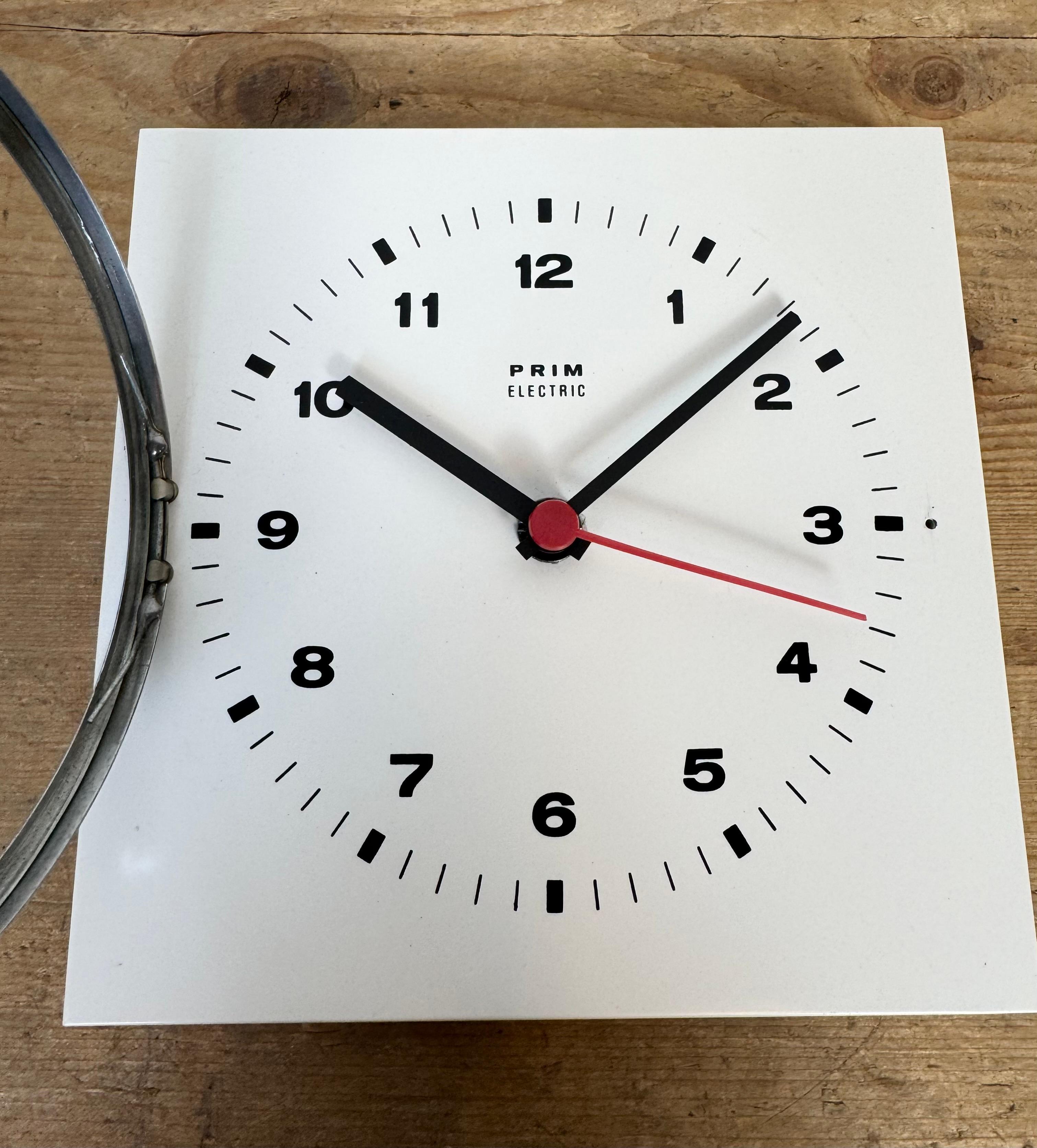 Horloge murale en bakélite blanche Prim, années 1970 9