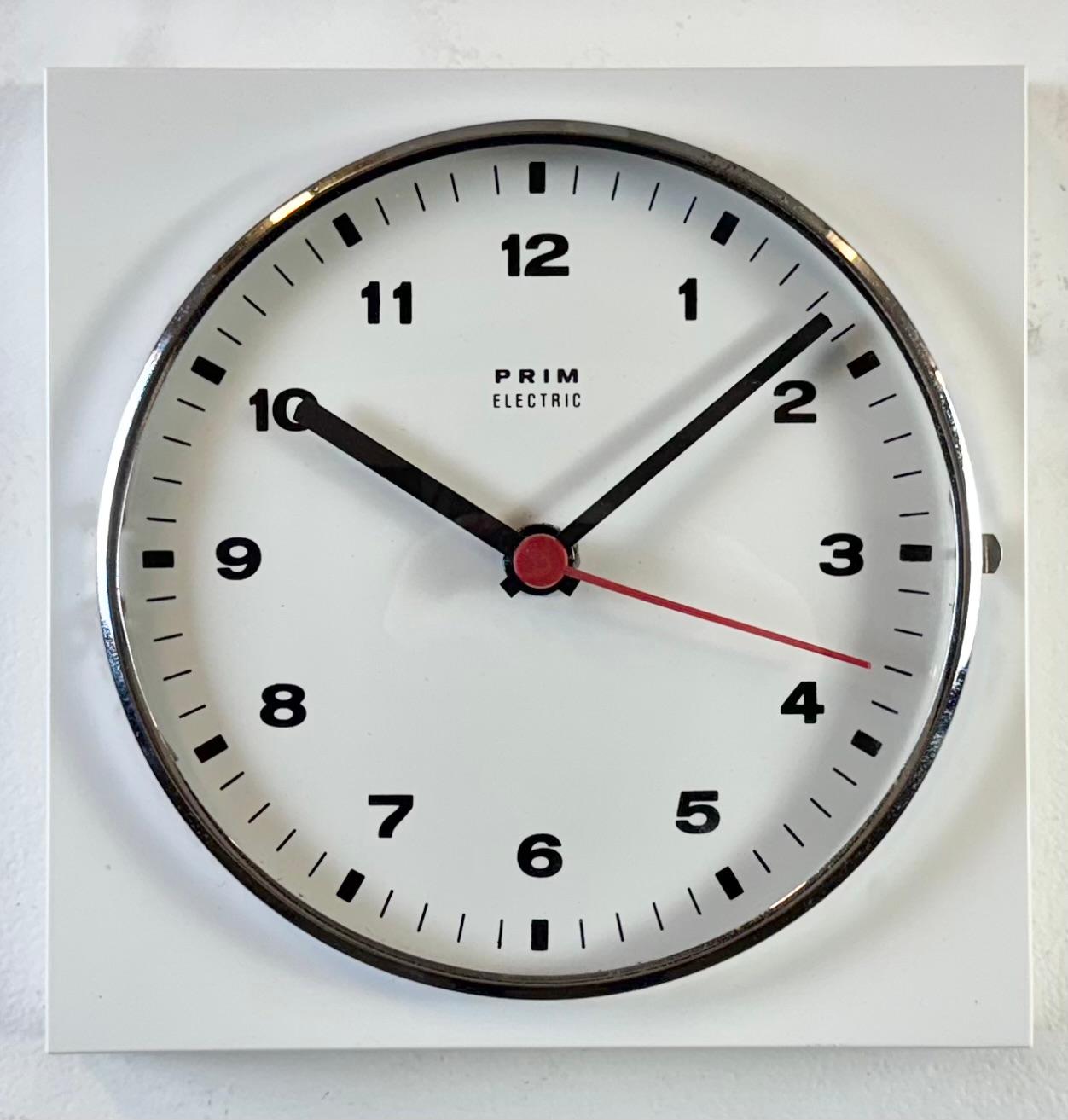 Industriel Horloge murale en bakélite blanche Prim, années 1970
