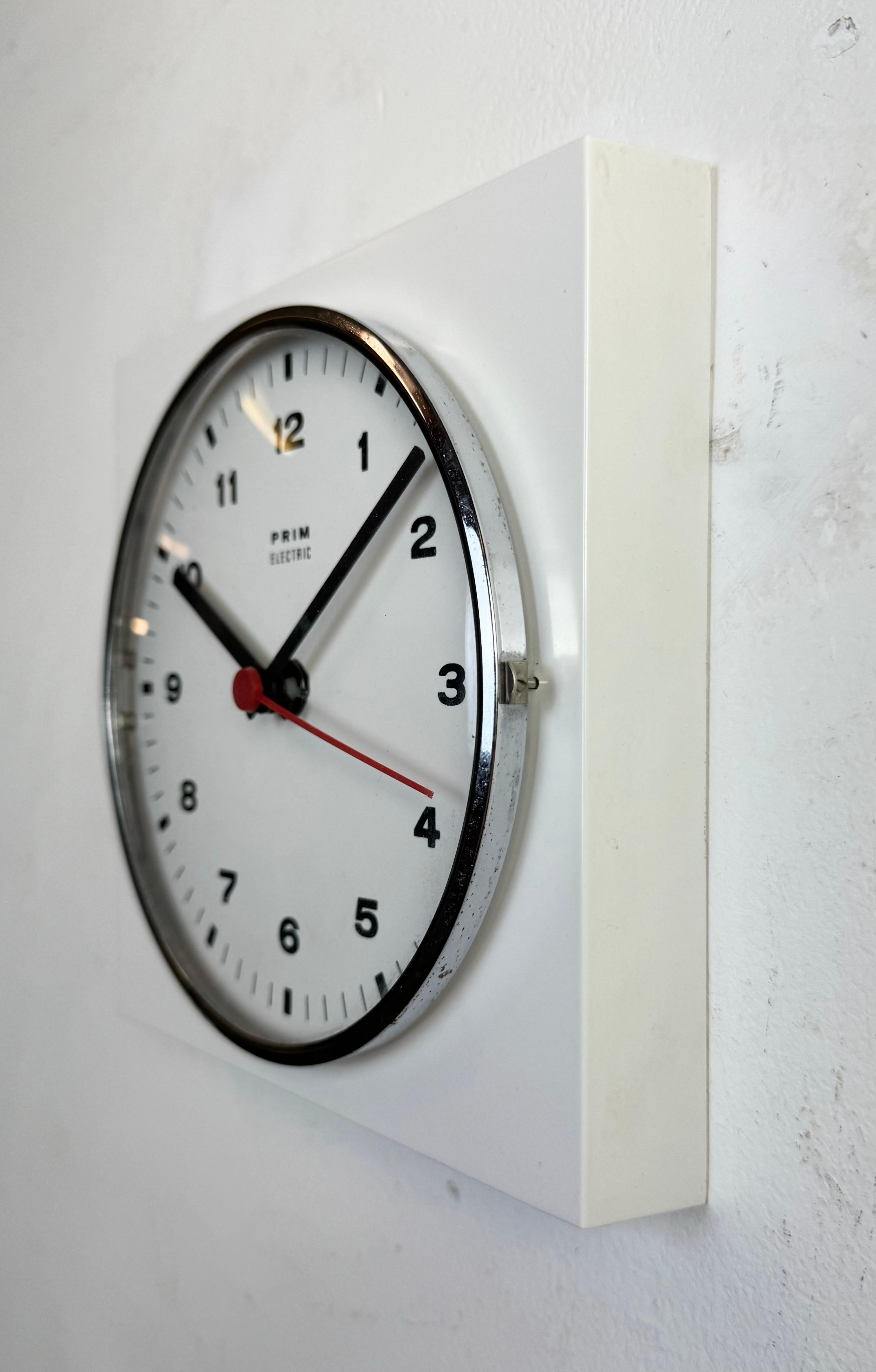 Tchèque Horloge murale en bakélite blanche Prim, années 1970