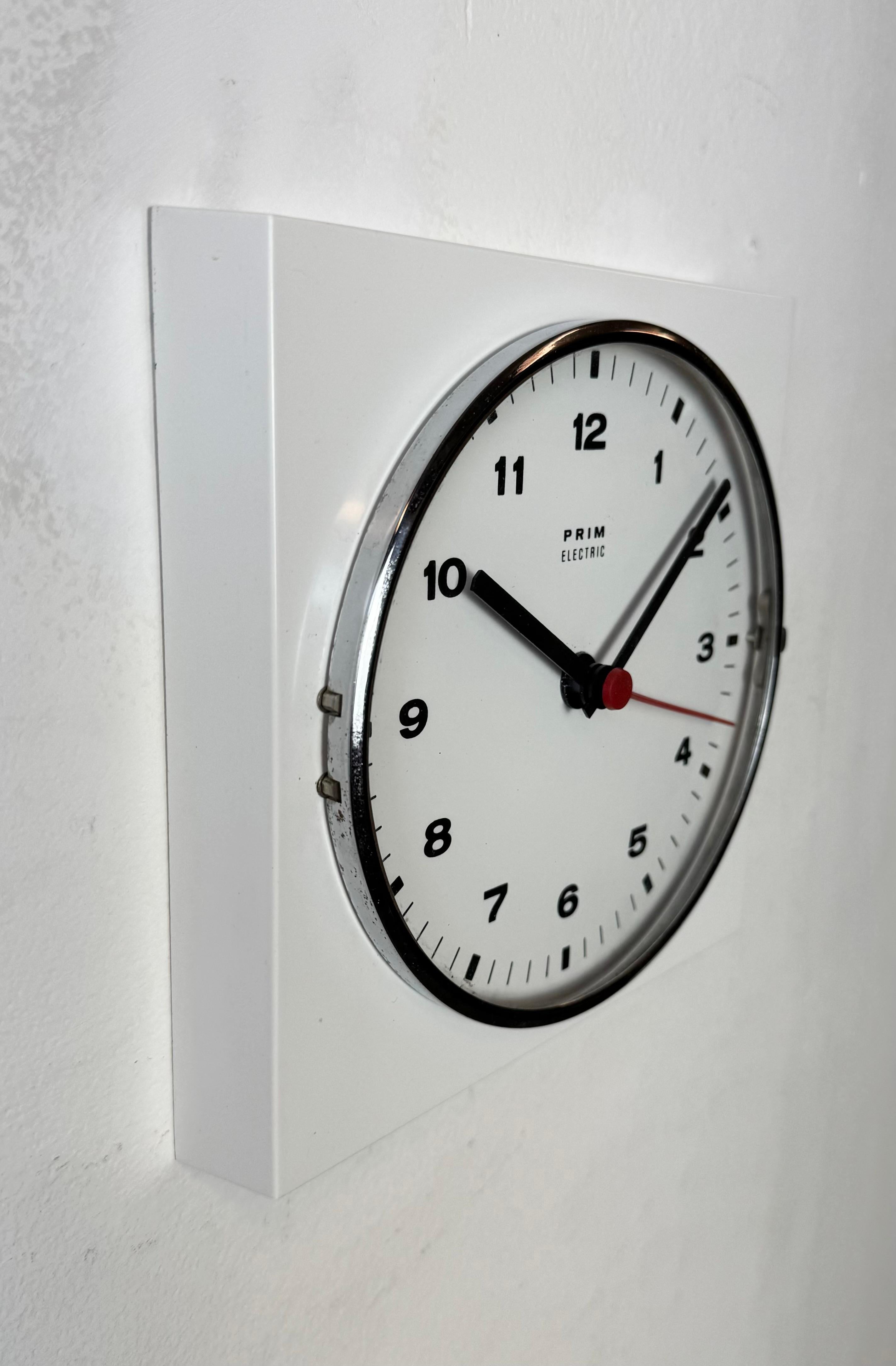 Horloge murale en bakélite blanche Prim, années 1970 Bon état à Kojetice, CZ