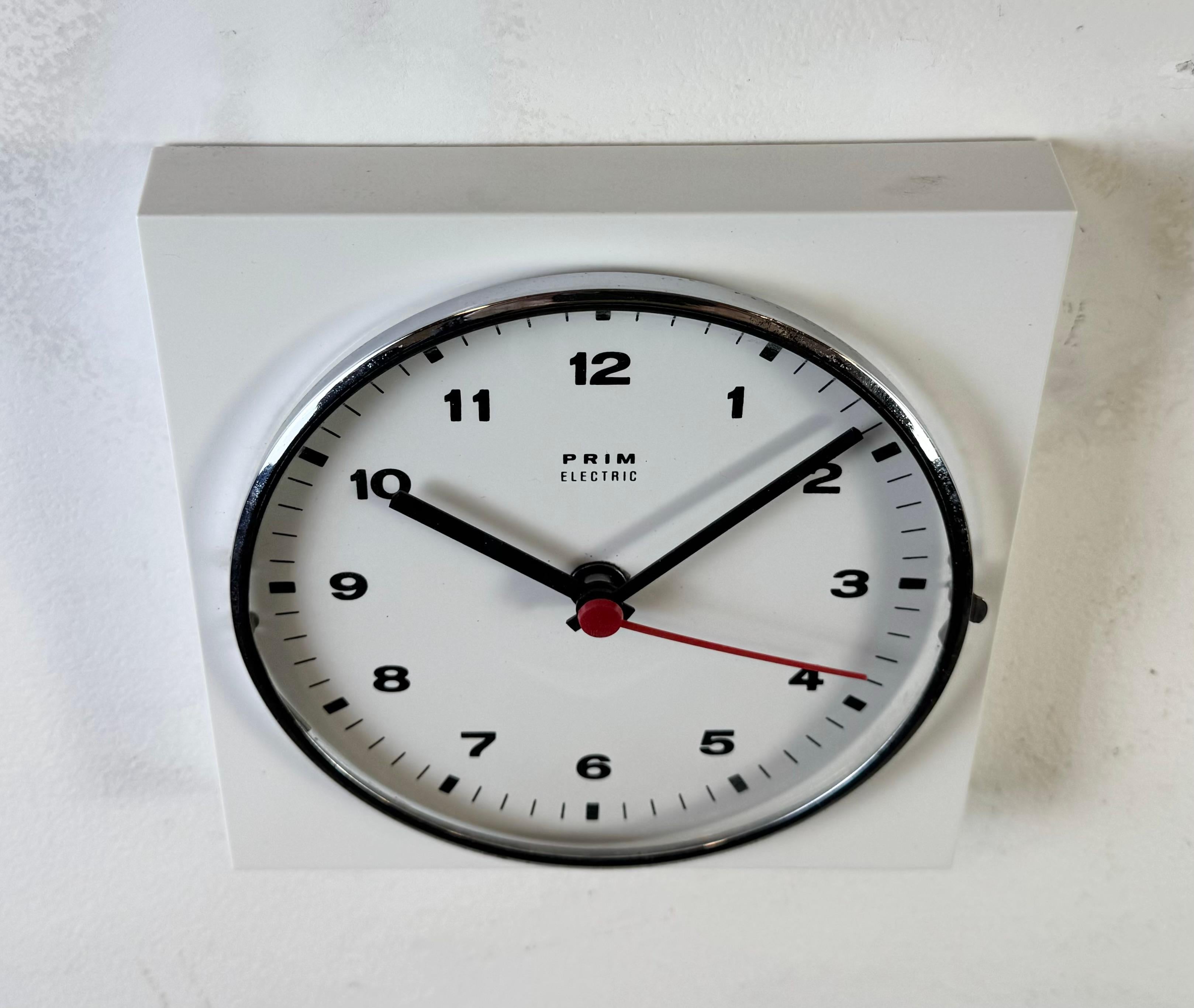 Fin du 20e siècle Horloge murale en bakélite blanche Prim, années 1970