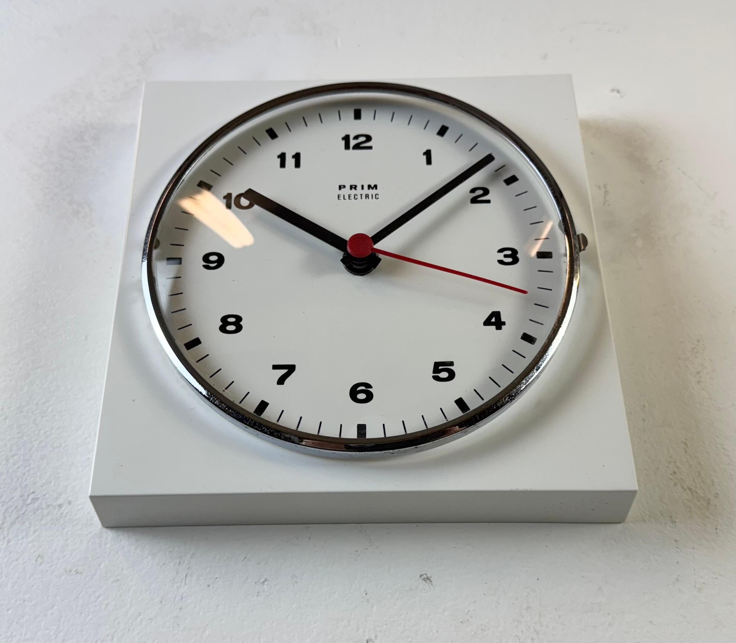 Verre Horloge murale en bakélite blanche Prim, années 1970