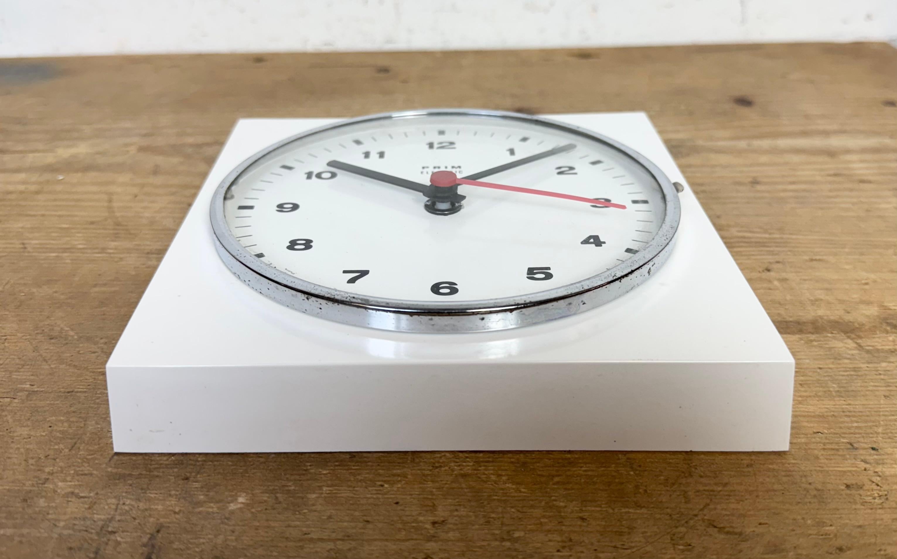 Horloge murale en bakélite blanche Prim, années 1970 1