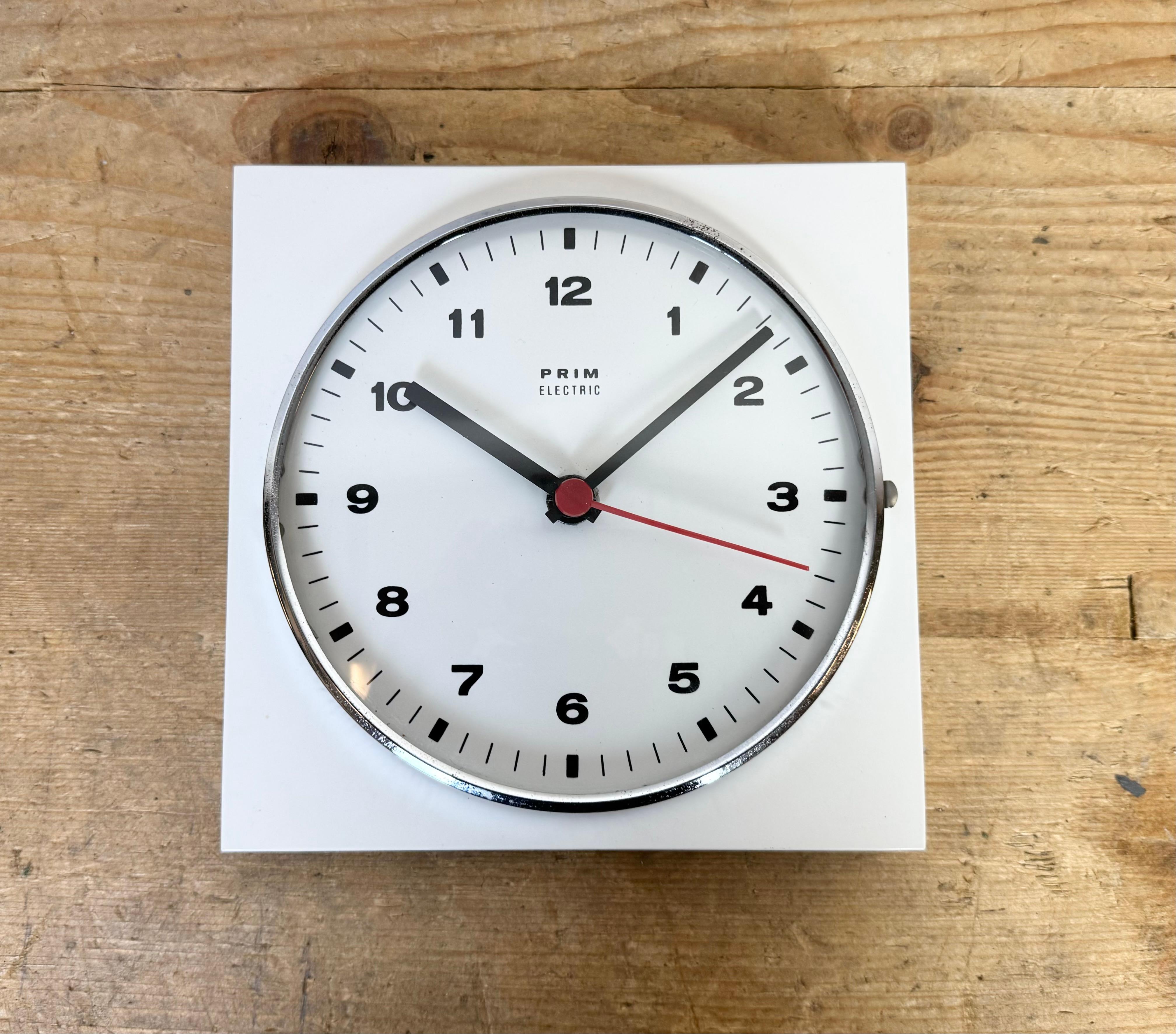Horloge murale en bakélite blanche Prim, années 1970 2