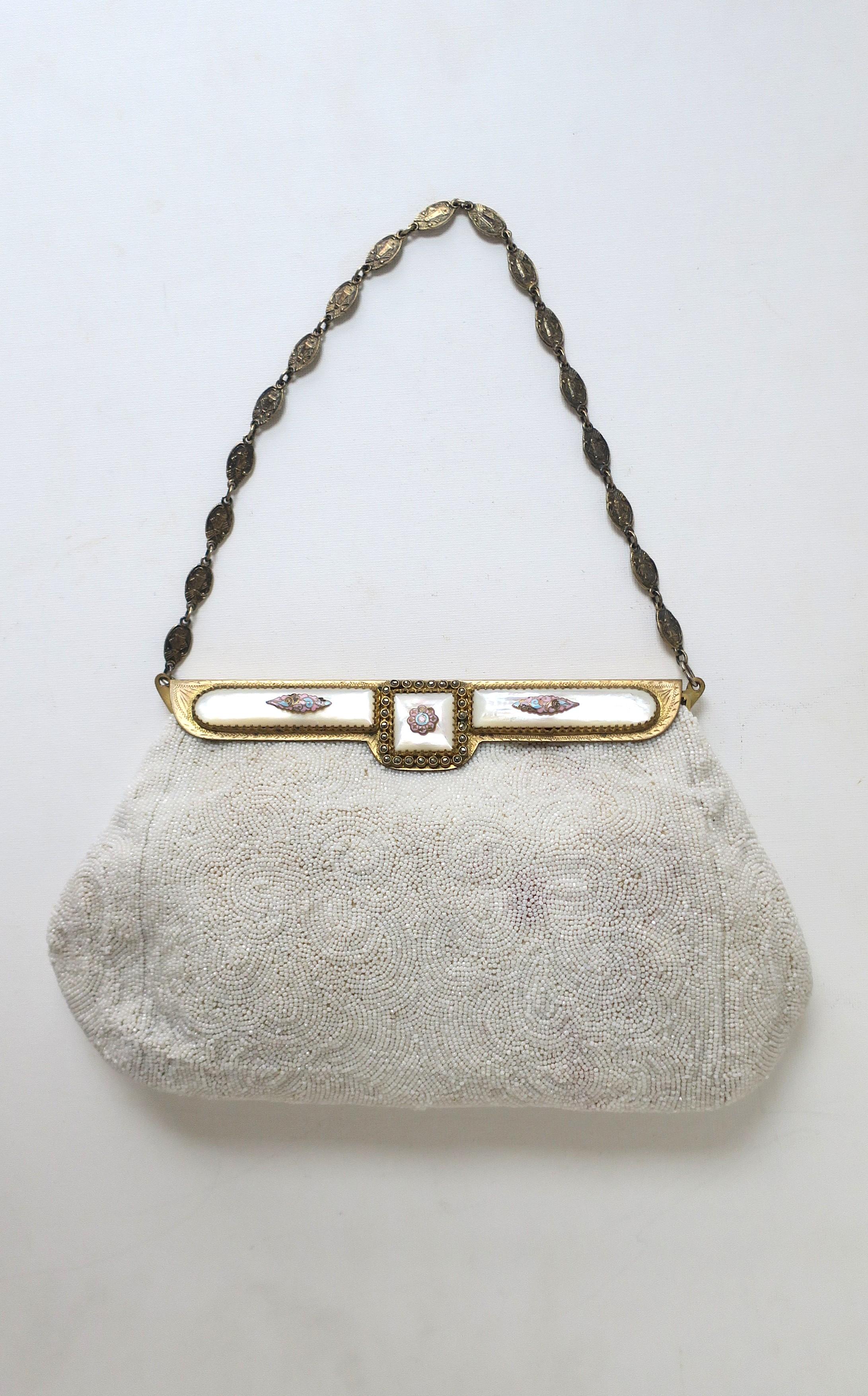 Un magnifique sac à main vintage en perles blanches, avec des accessoires en laiton, décoré de nacre, d'émaux pastel et de détails en marcassite, vers le début ou le milieu du 20e siècle. L'Europe. La fermeture est spécifiquement en marcassite, en