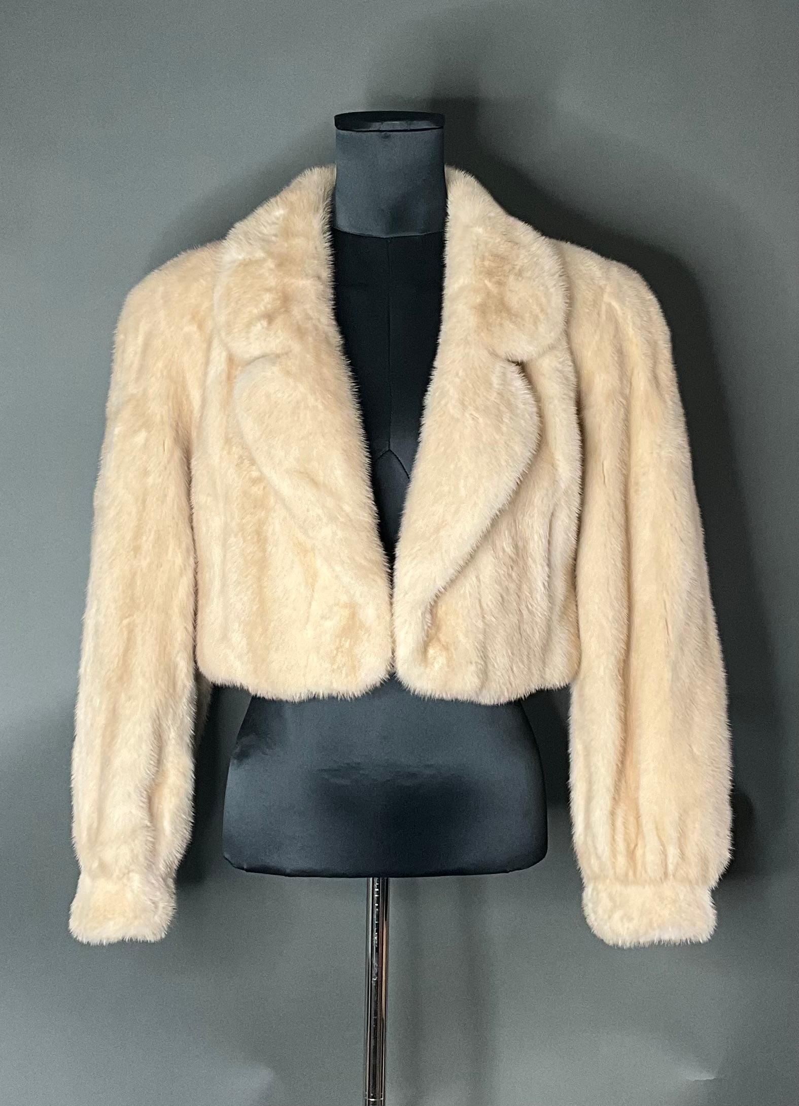 La Chaqueta de piel Beckman's blanca vintage es una prenda de abrigo lujosa y atemporal, fabricada por Beckman's, una marca de renombre conocida por producir prendas de piel de alta calidad. Con su diseño sofisticado y su material afelpado, esta