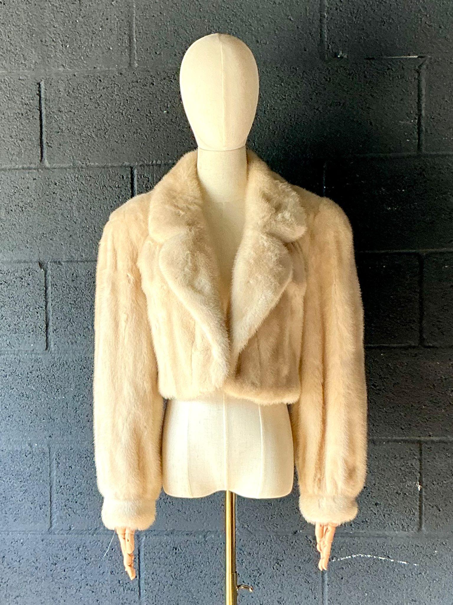 Die Vintage White Beckman's Fur Jacket ist ein luxuriöses und zeitloses Oberbekleidungsstück von Beckman's, einer renommierten Marke, die für die Herstellung hochwertiger Pelzbekleidung bekannt ist. Mit ihrem raffinierten Design und dem plüschigen