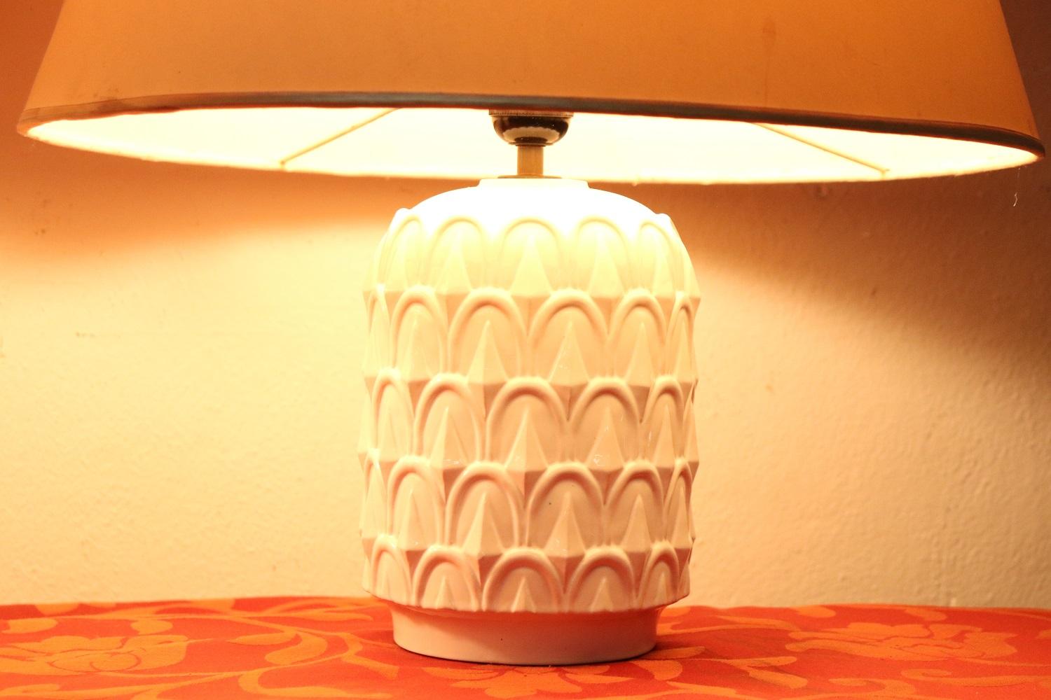 Vintage White Bineapple Ceramic Pair of Table Lamp, 1970s In Excellent Condition In Casale Monferrato, IT