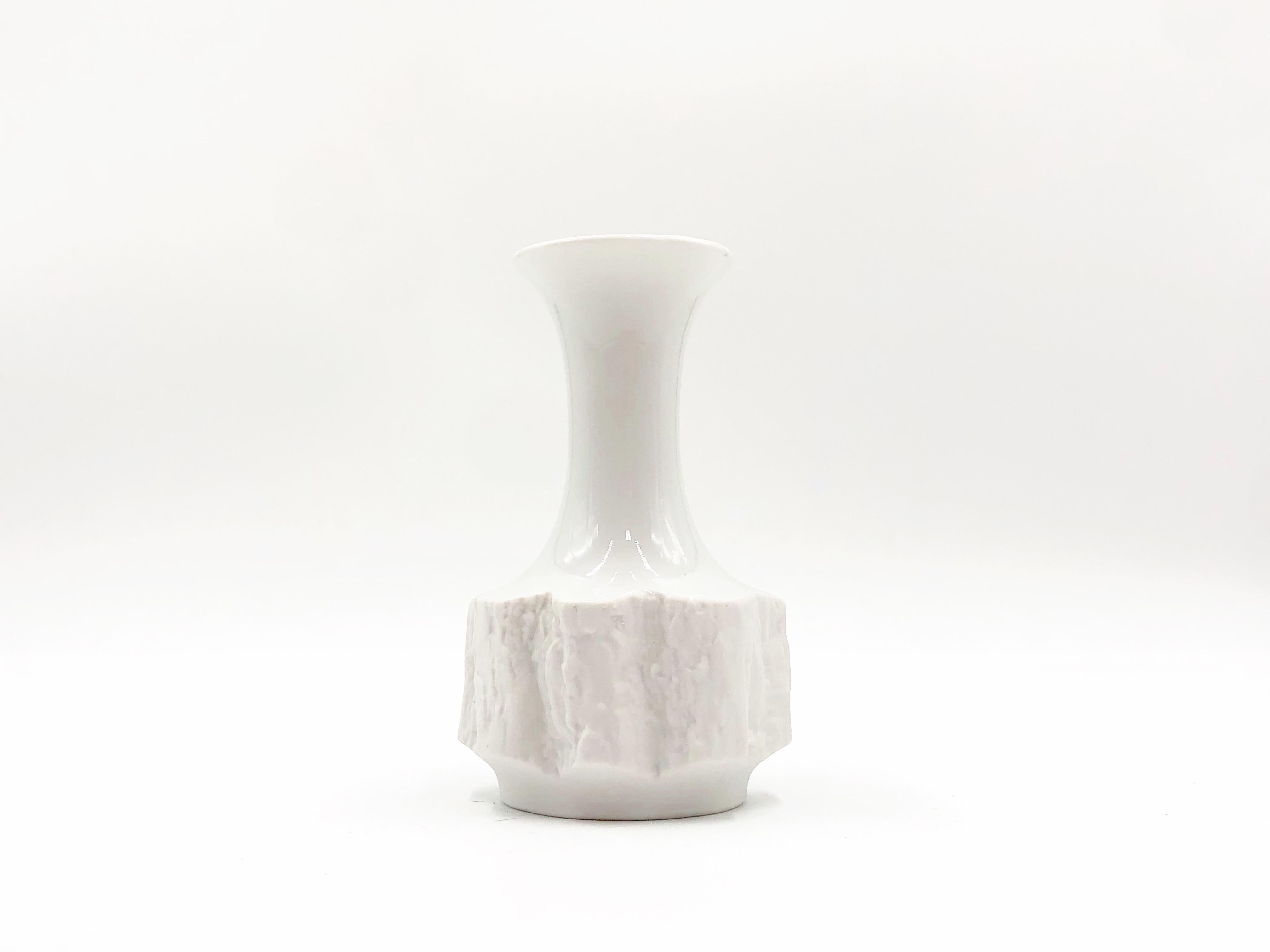 Magnifique vase décoratif vintage en porcelaine fine d'os de Bareuther, vers les années 1970.

Détails :
- 5,5